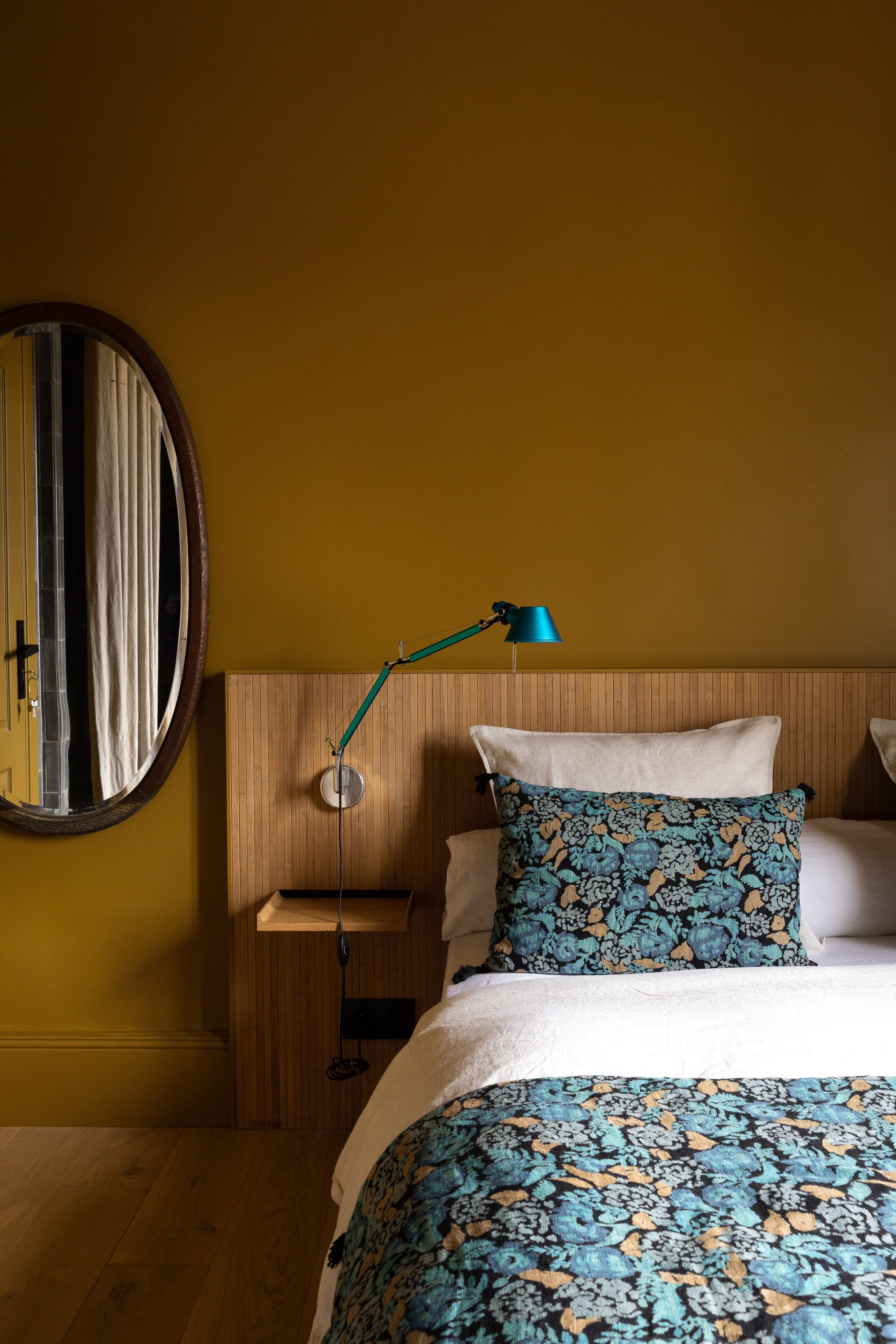 Bett und Spiegel im Moulin Moulin