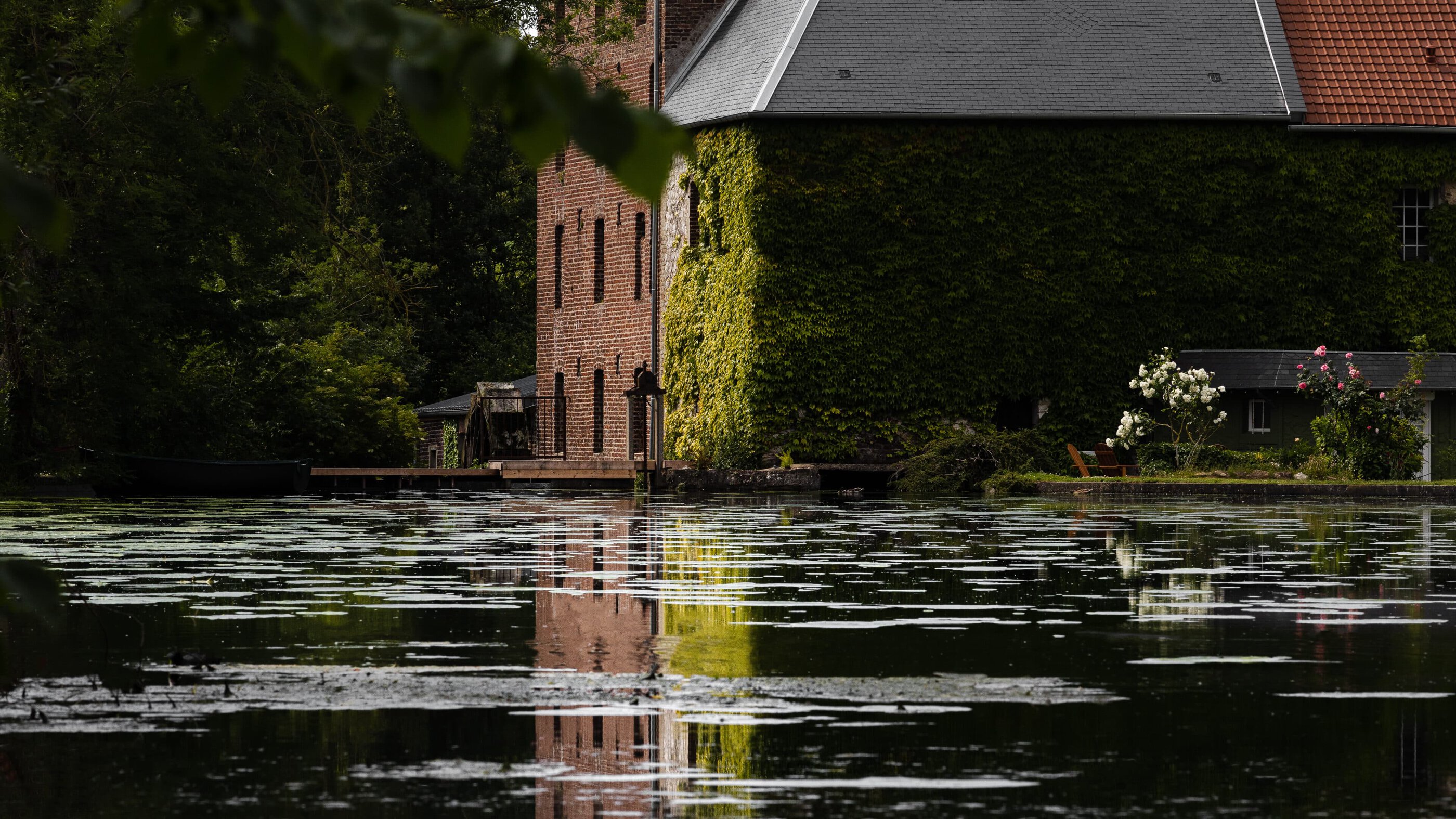 Haus mit Efeu und See im Moulin Moulin
