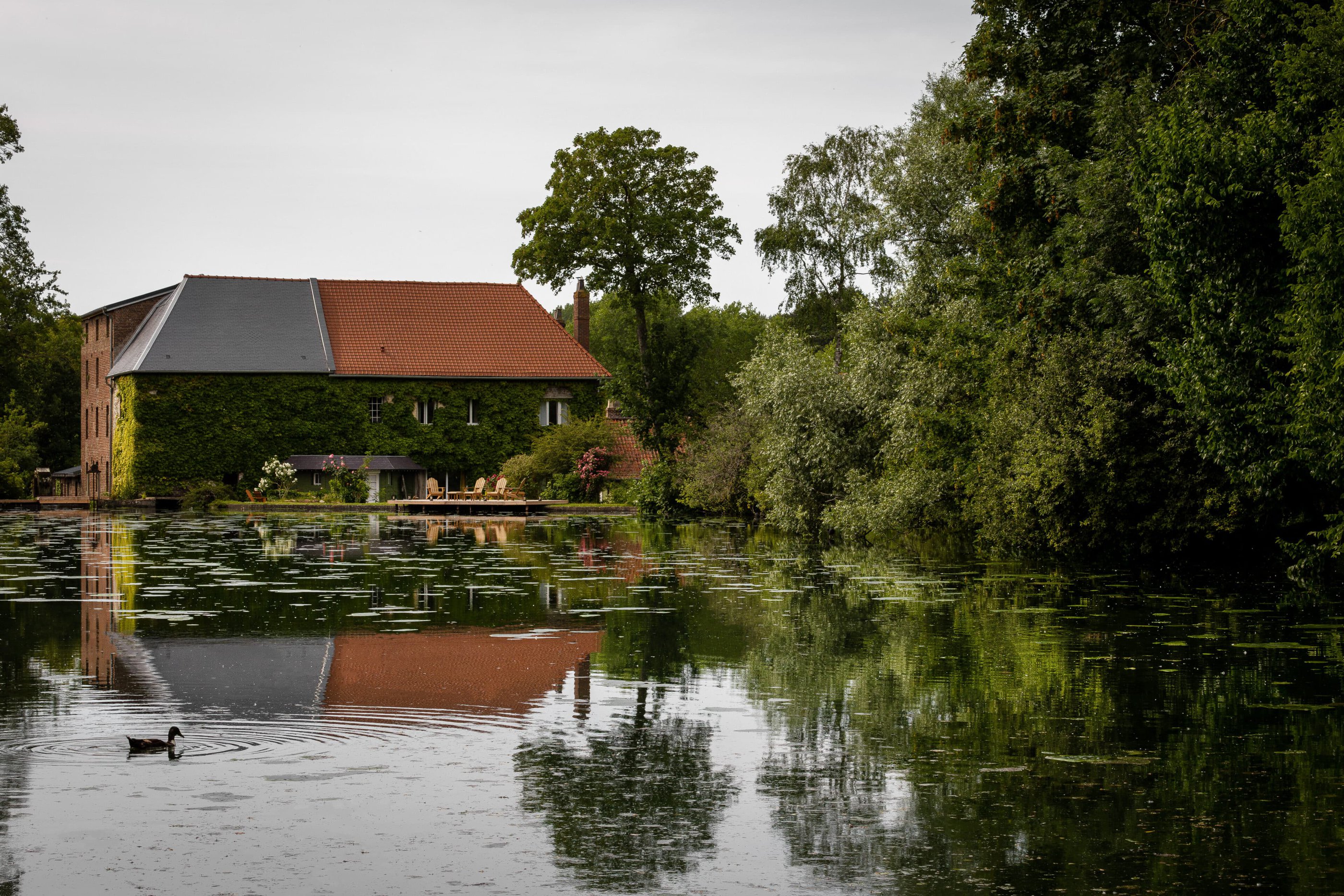 Ansicht Haus mit See im Moulin Moulin
