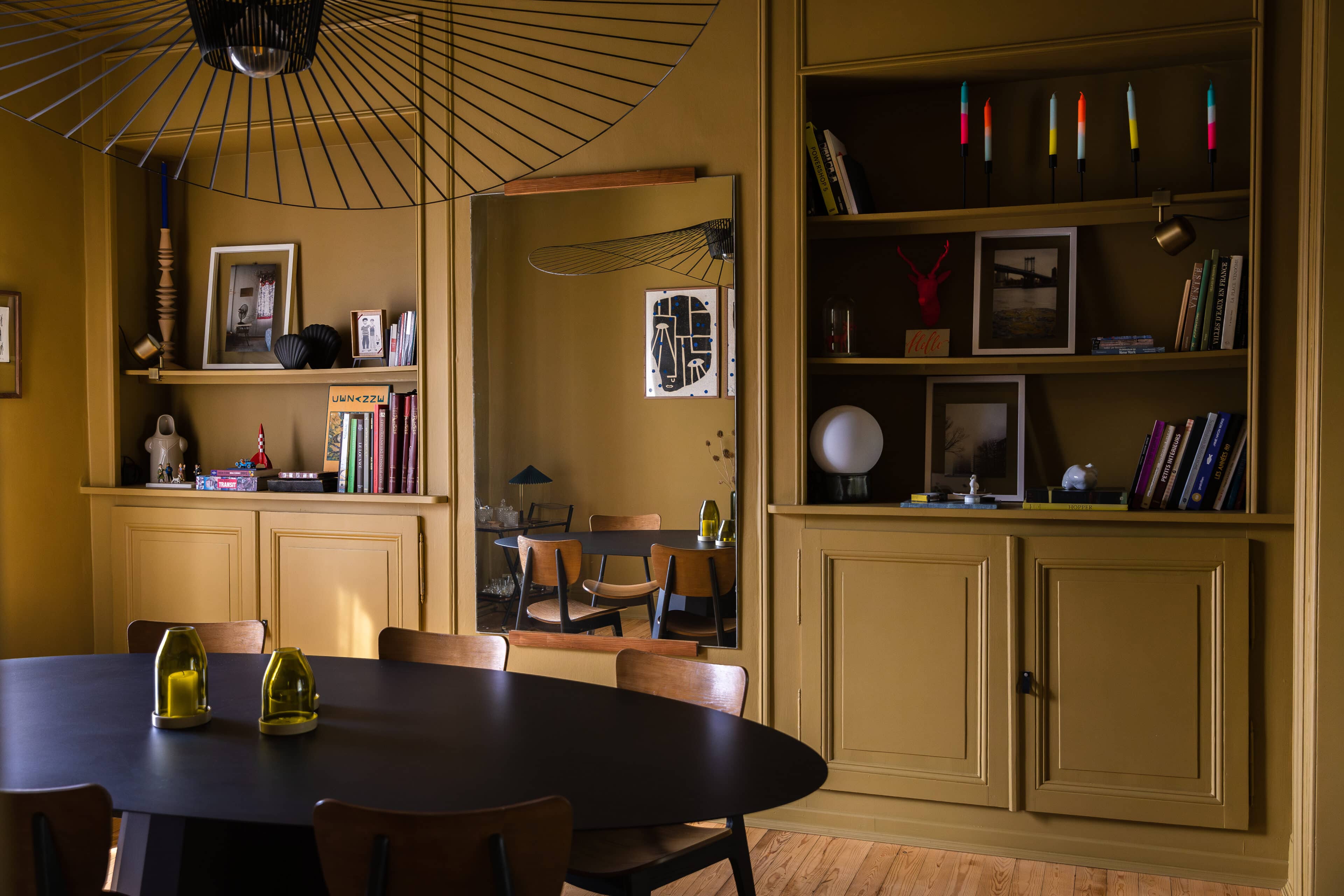 Wohnzimmer mit Esstisch im Moulin Moulin