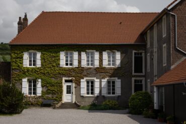 Fassade mit Wein bewachsen Moulin Moulin