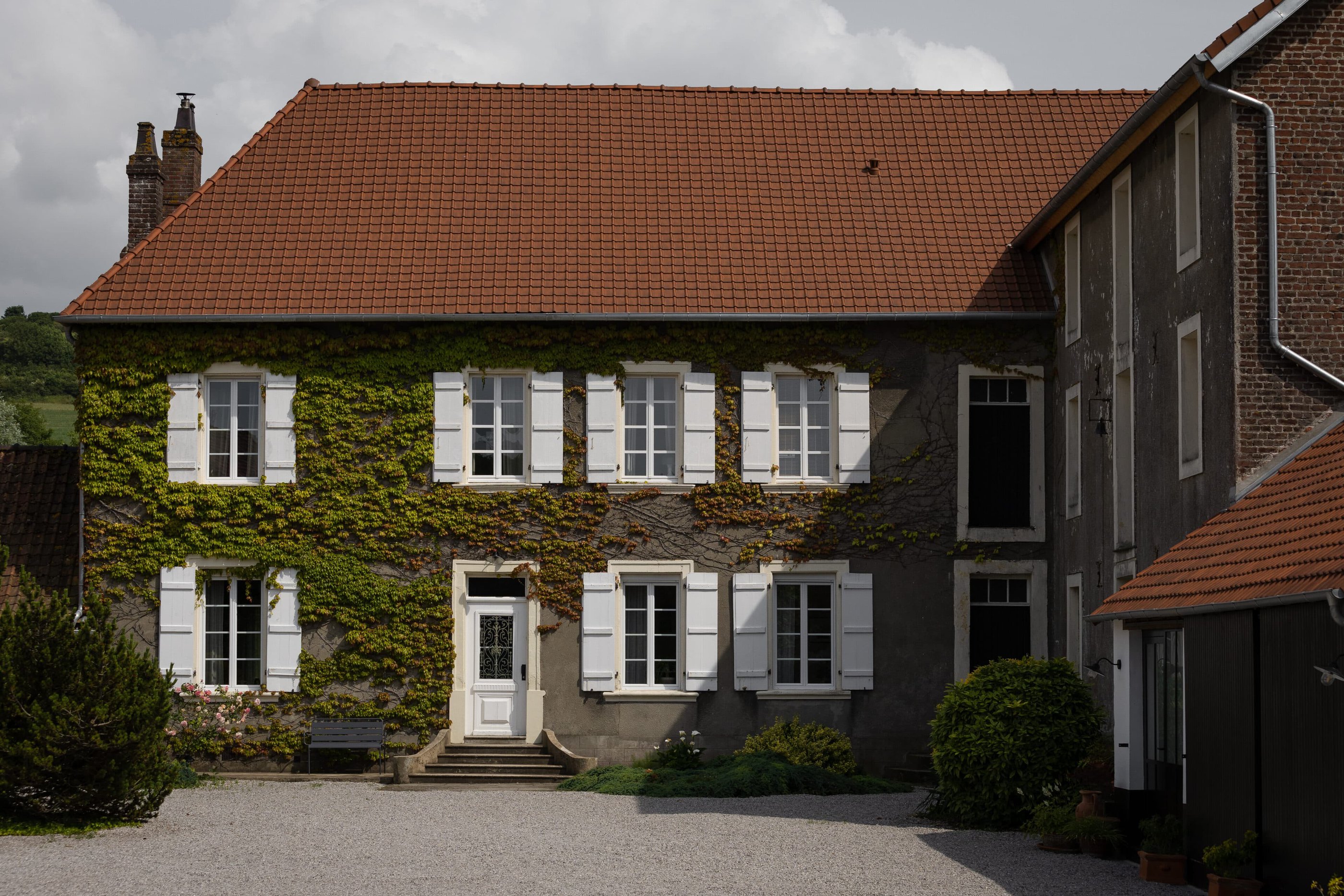 Fassade mit Wein bewachsen Moulin Moulin