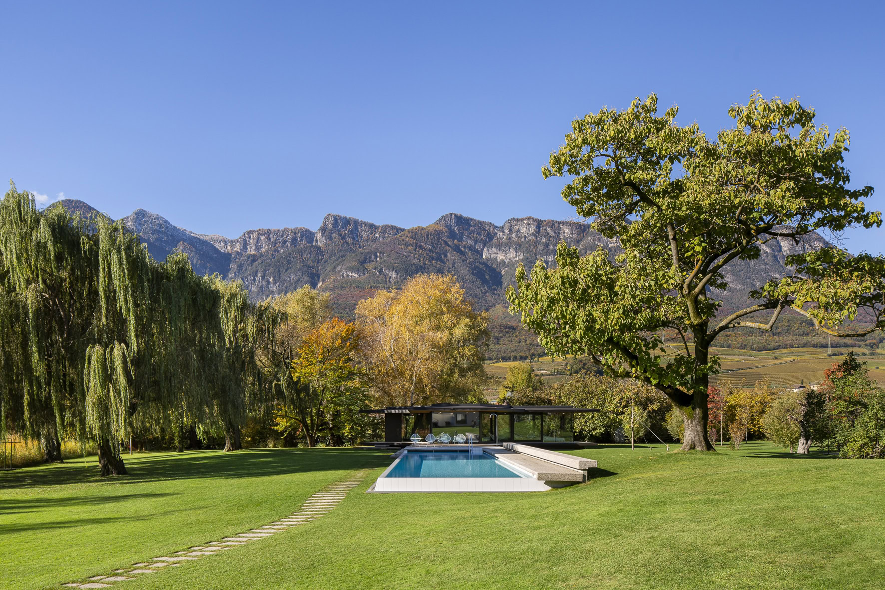 Außenansicht mit Pool des Seehotel Ambach