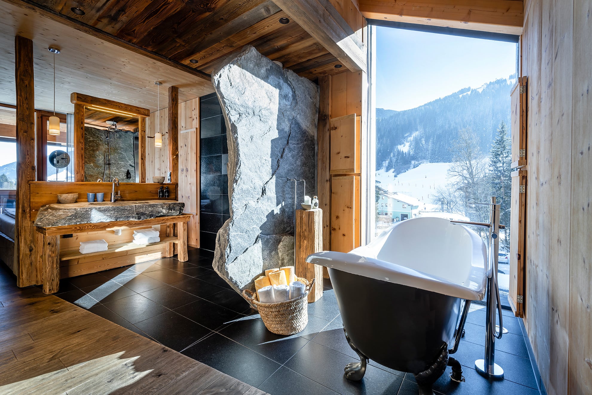 Badezimmer mit Bergblick im Hotel Mama Thresl