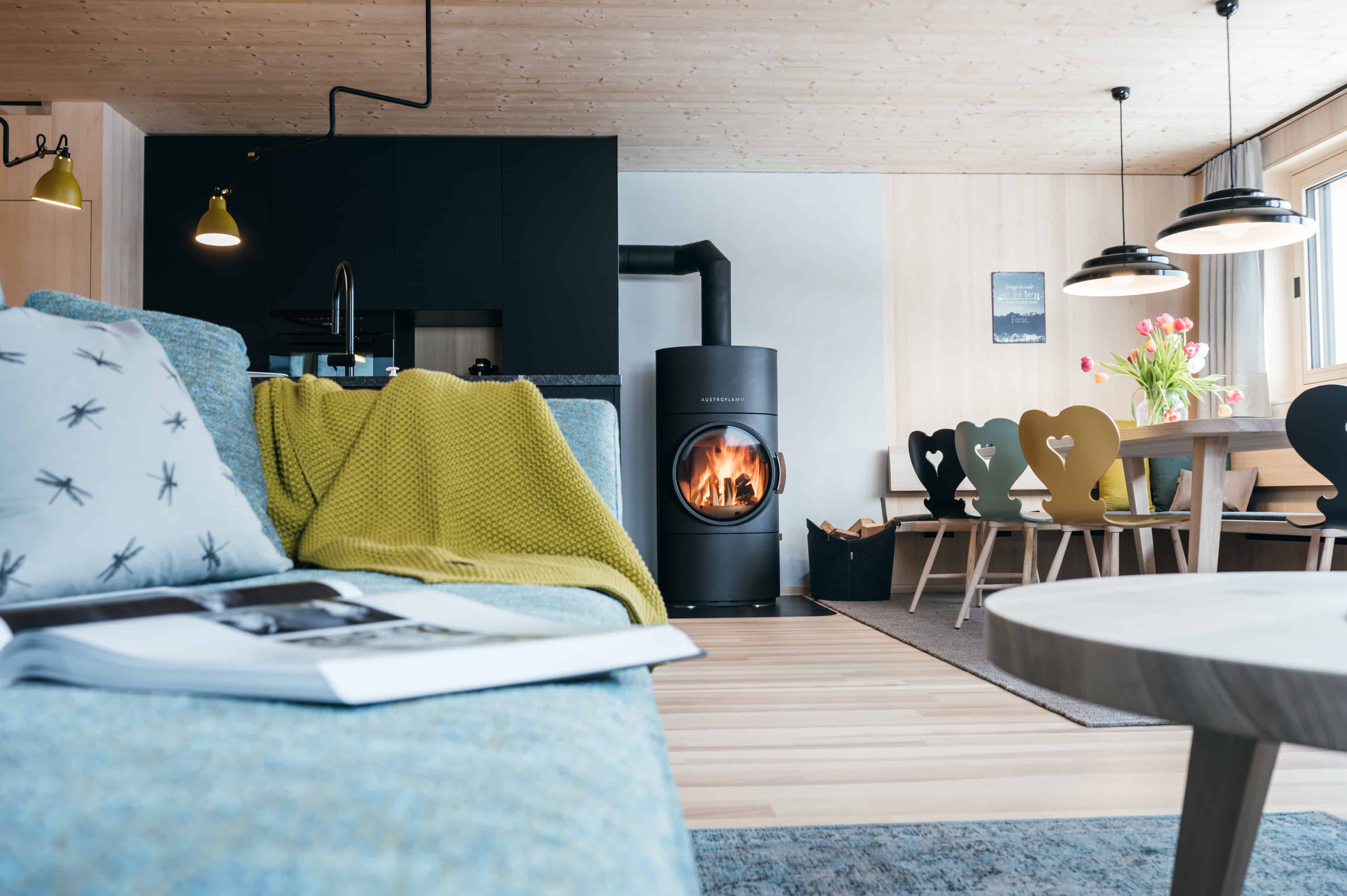 Wohnzimmer mit Essplatz und Kamin im Halwina Hideaway