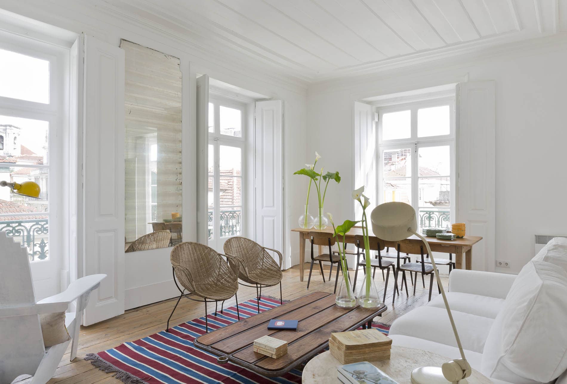 Wohnzimmer mit Sofa und Esstisch im Baixa House