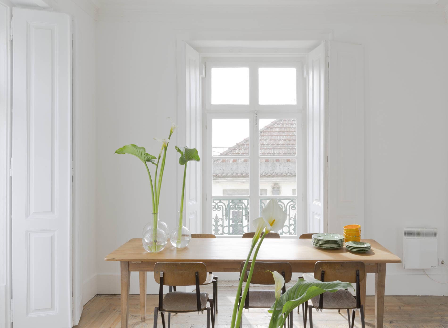 Esstisch mit Blick aus dem Fenster im Baixa House