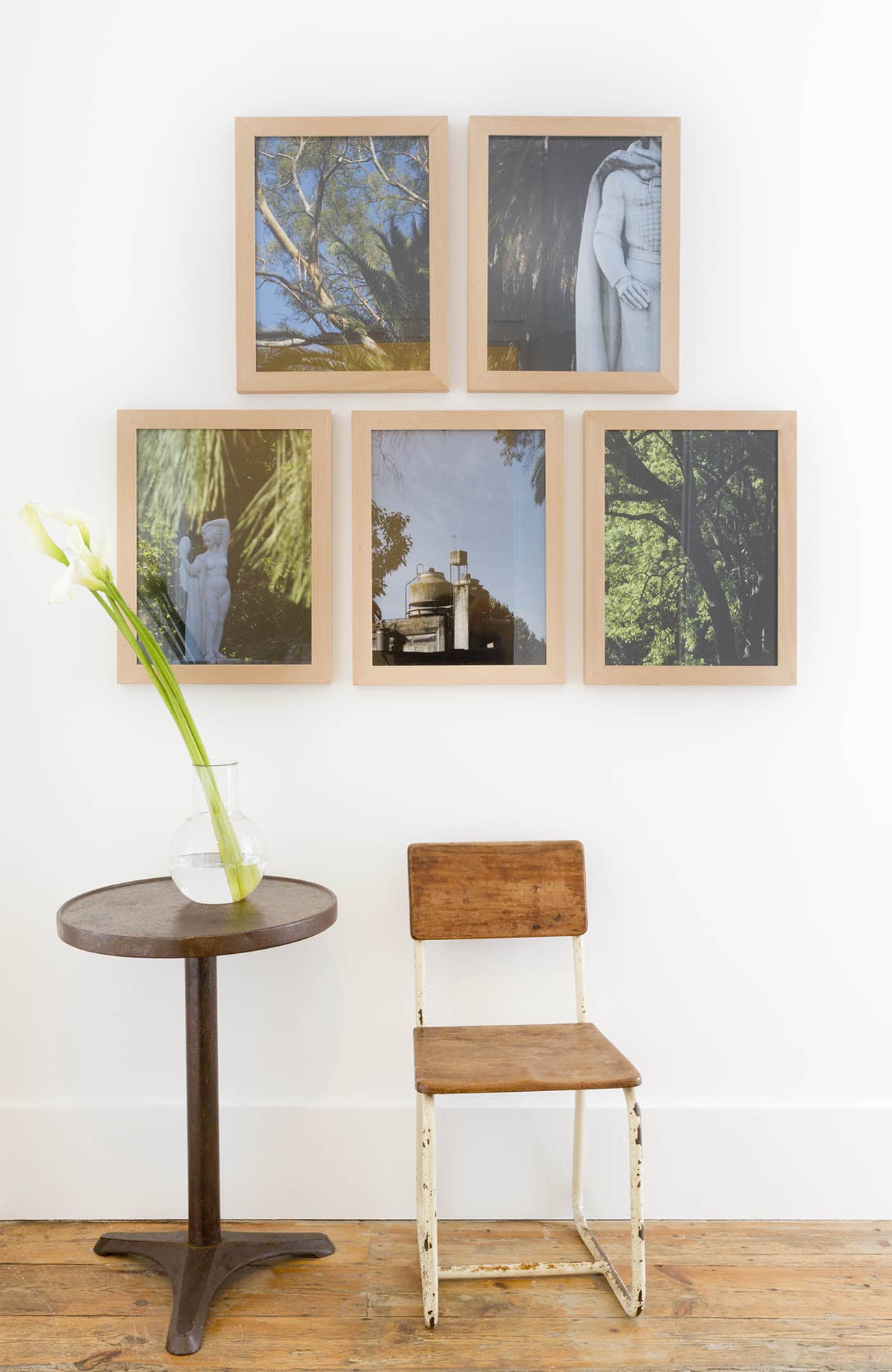 Bilderwand, Stuhl und Tisch im Baixa House