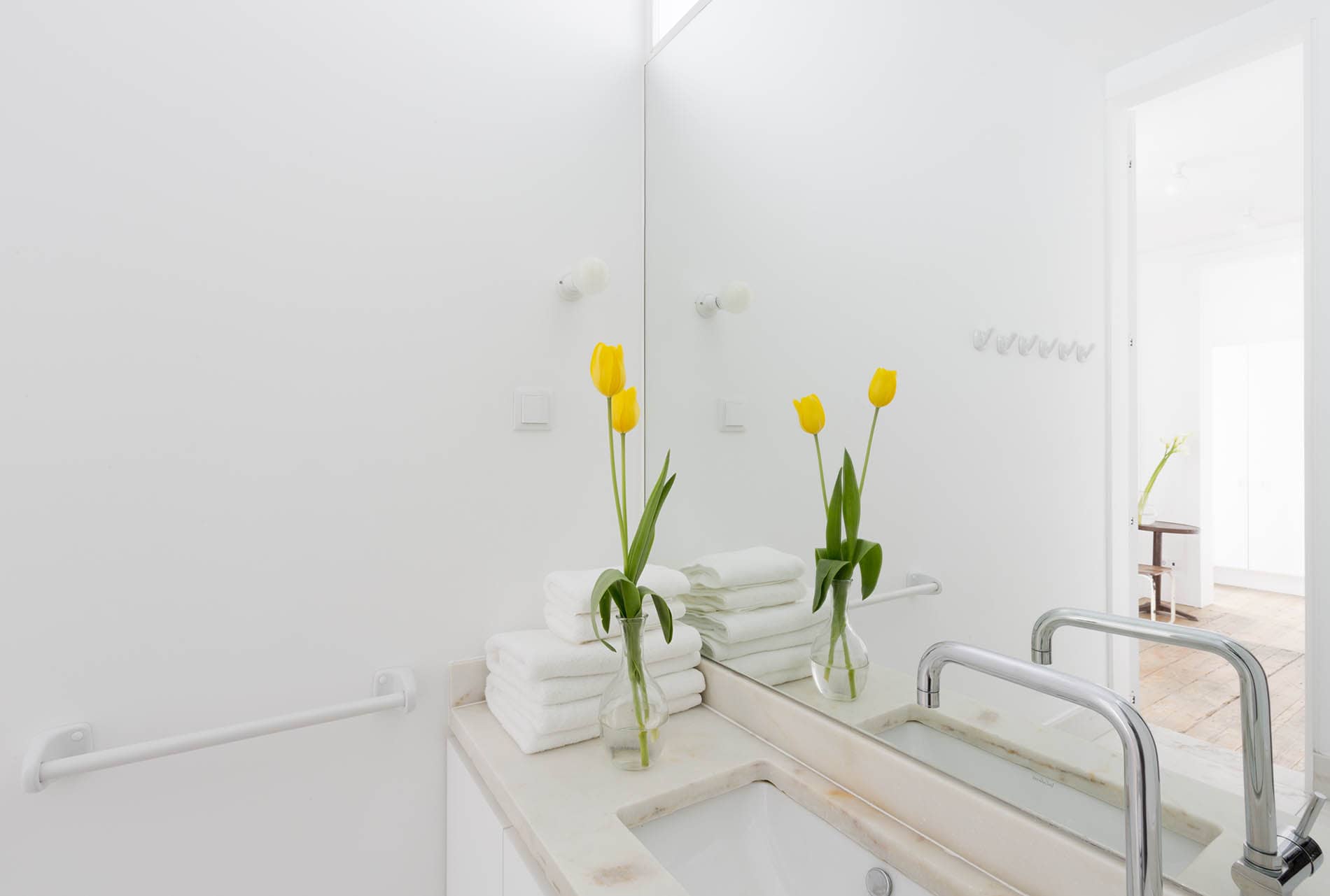 Badezimmer mit Waschbecken im Baixa House