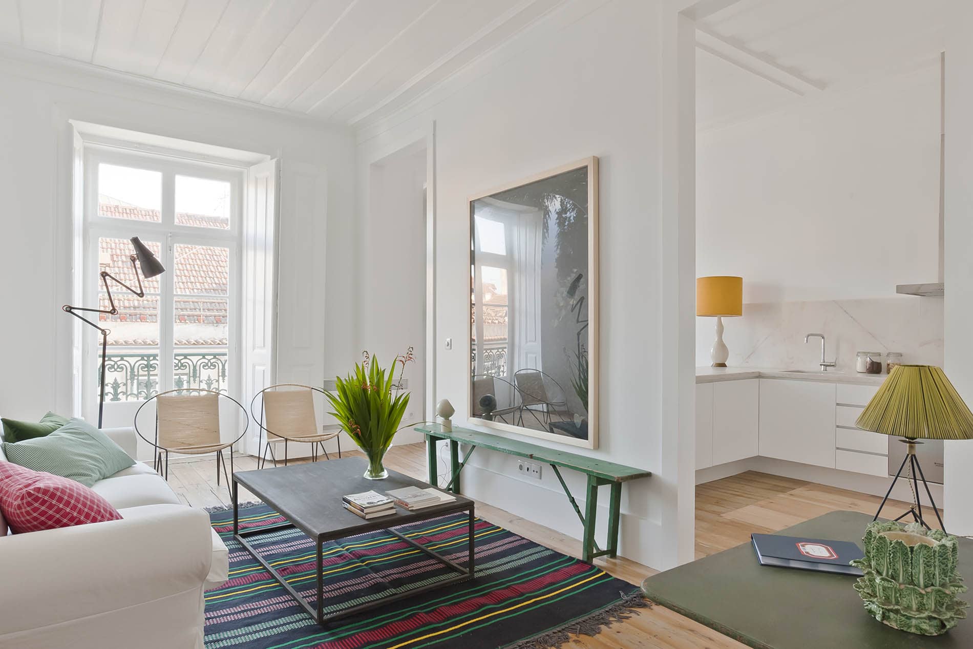 Wohnzimmer und Küche im Baixa House