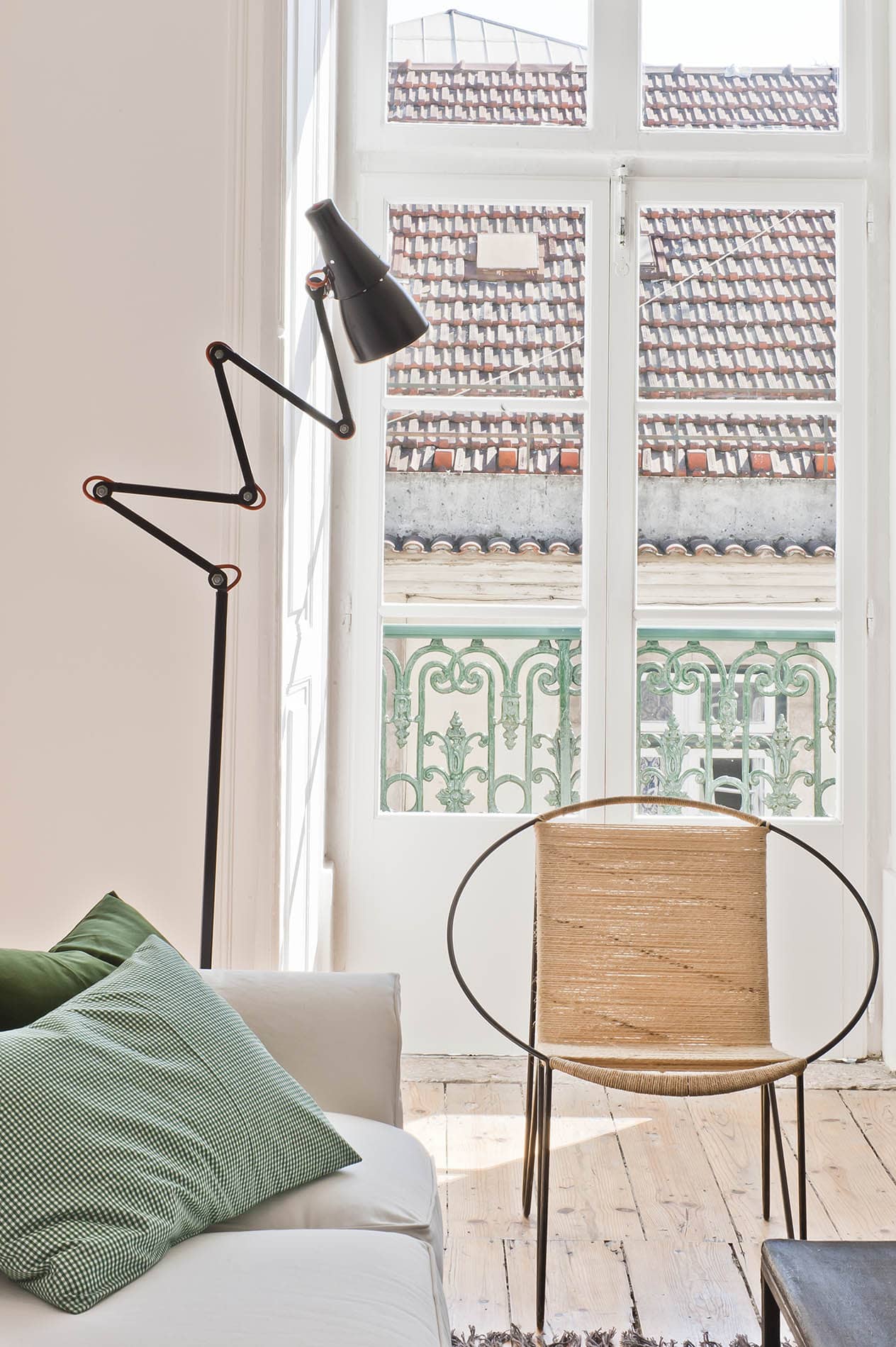 Wohnzimmer und Blick aus dem Fenster auf Dächer im Baixa House