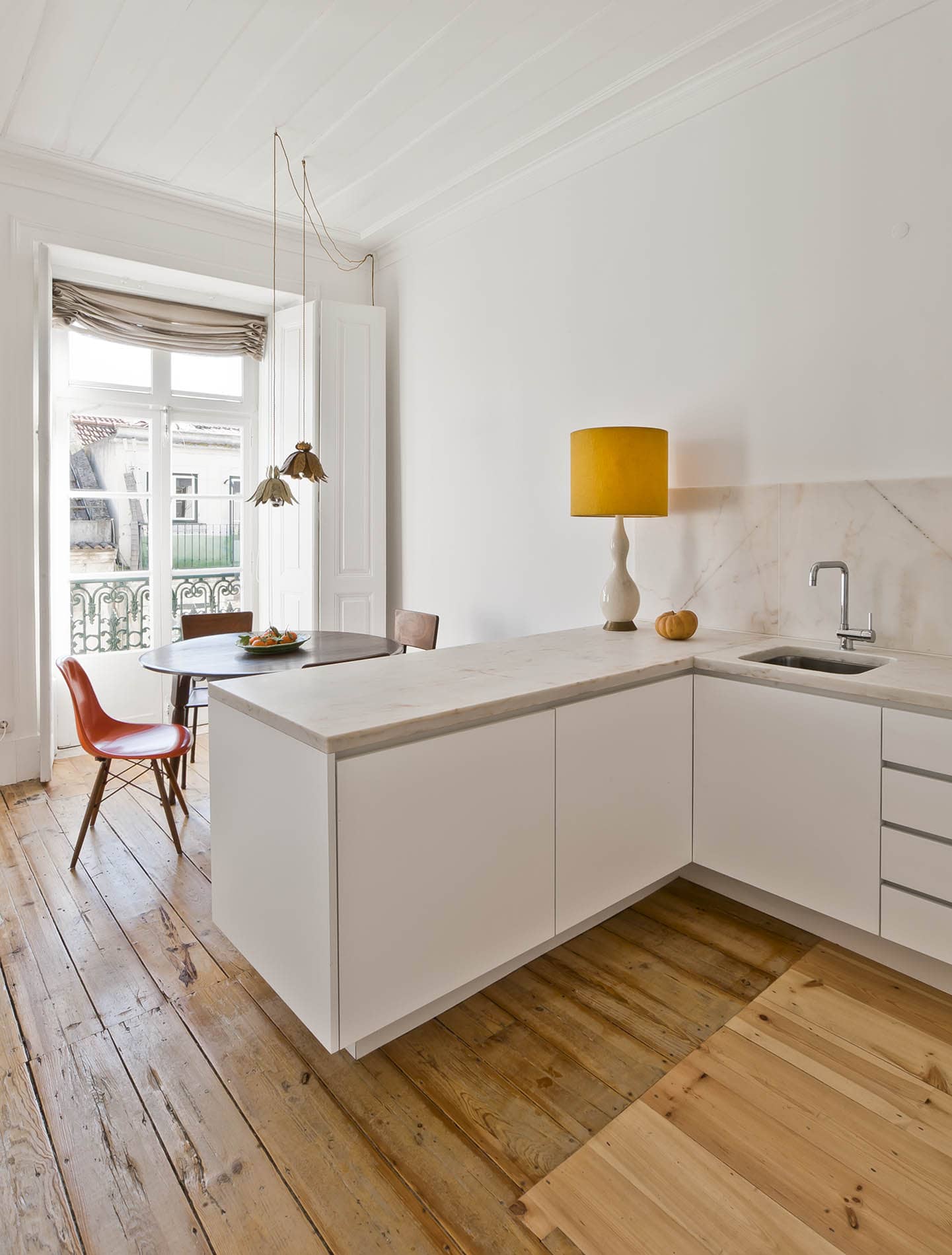 Küchenzeile und Esstisch mit Fenster im Baixa House