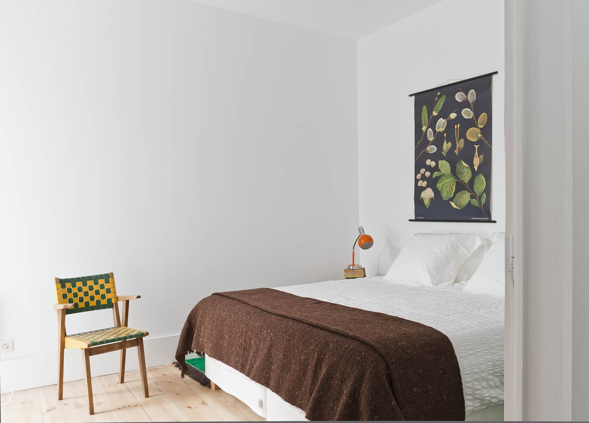 Doppelbett und Stuhl im Baixa House