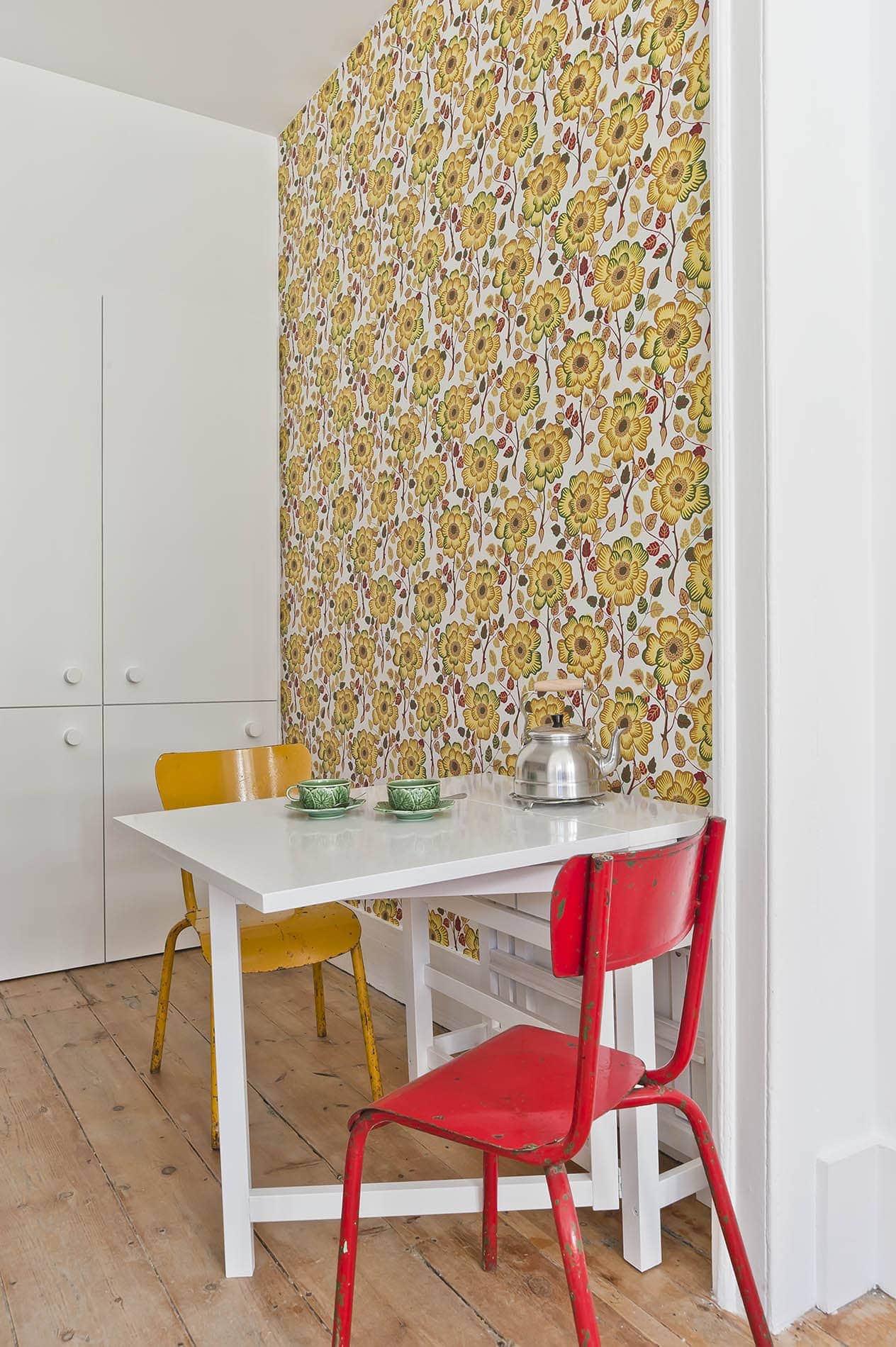 Esstisch vor Blümchentapete im Baixa House