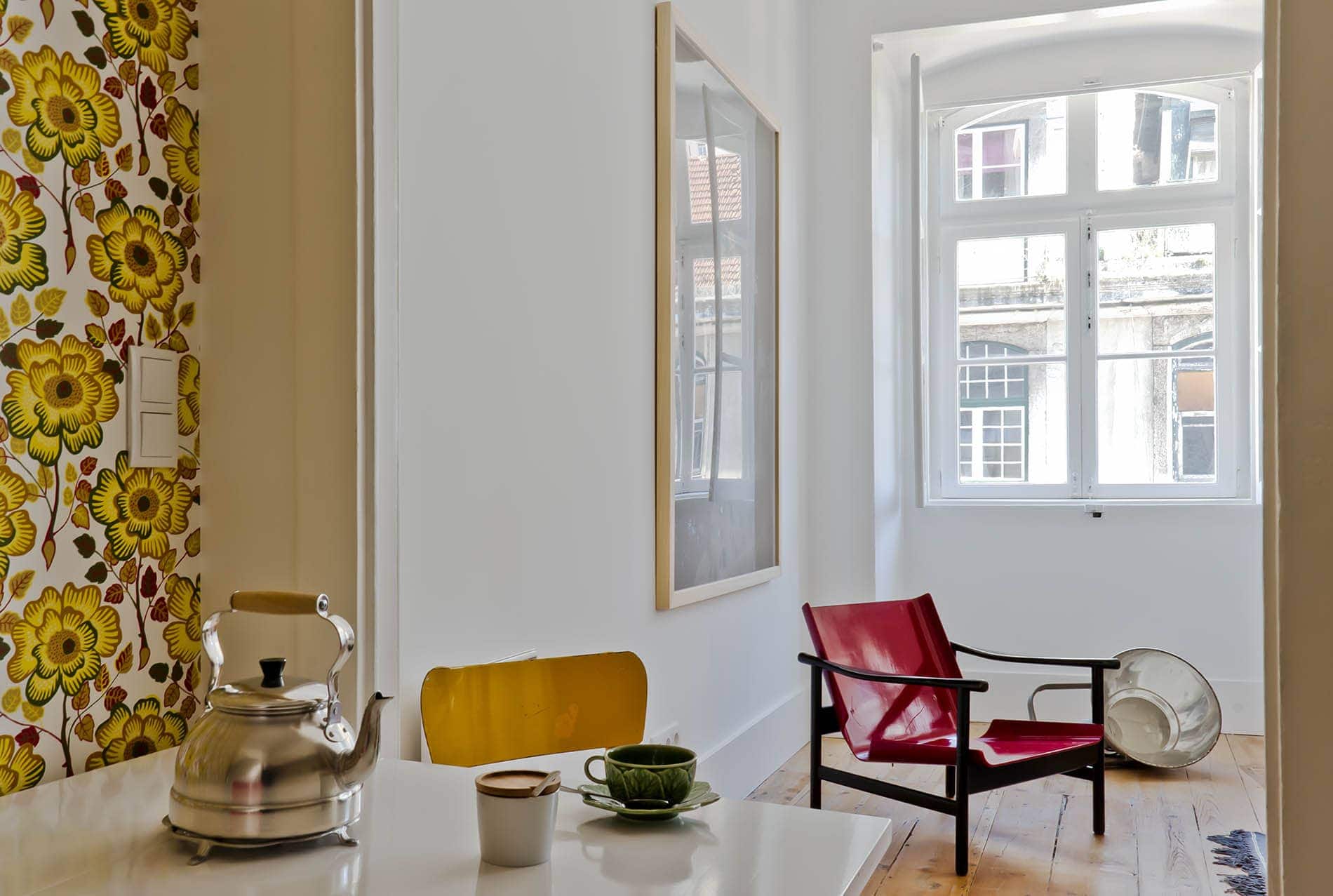 Esstisch mit Kessel im Wohnzimmer Baixa House