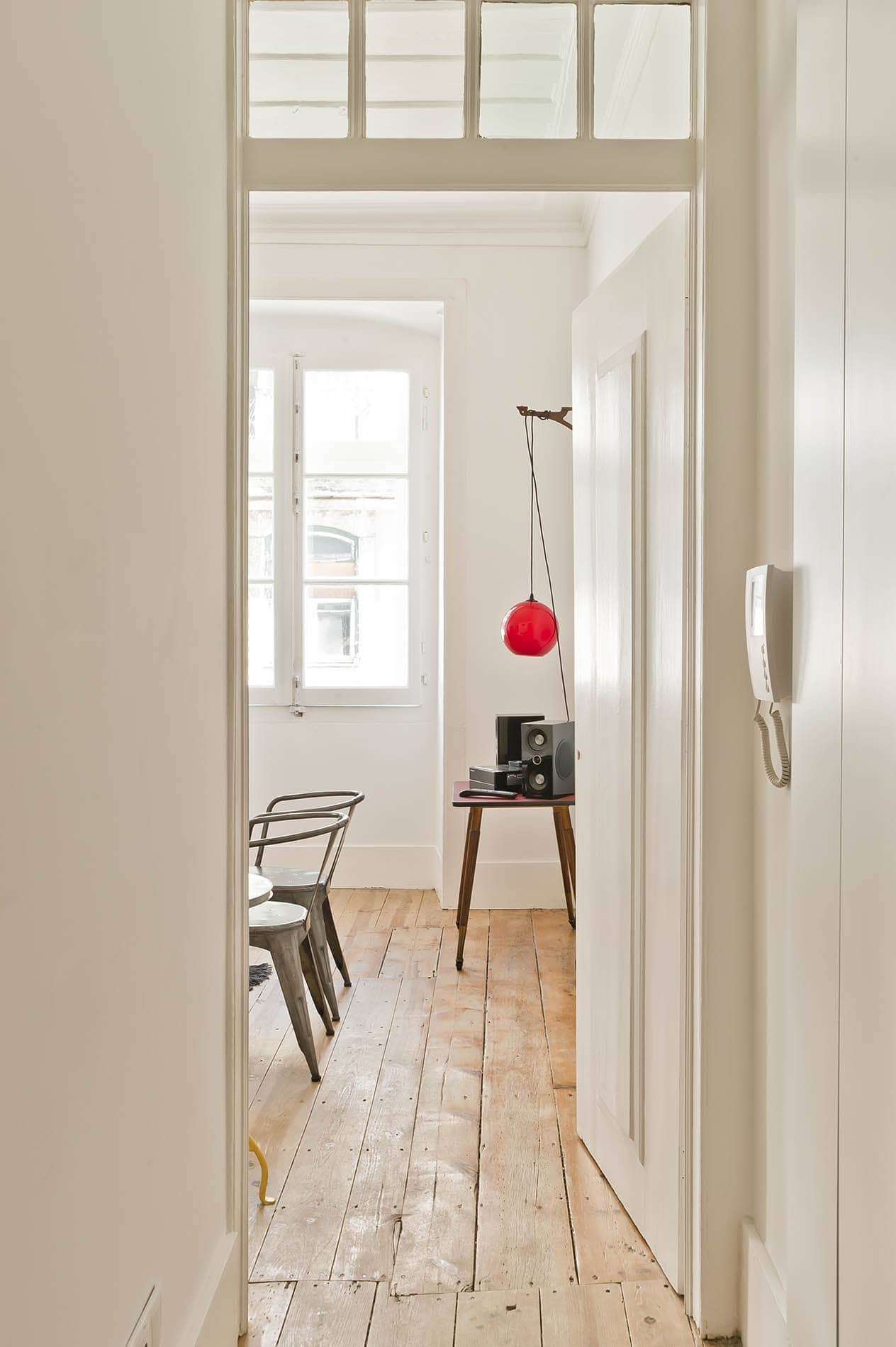 Blick durch die Tür ins Esszimmer im Baixa House