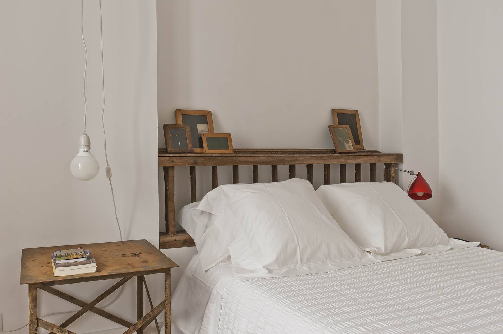 Doppelbett mit Nachttisch im Baixa House