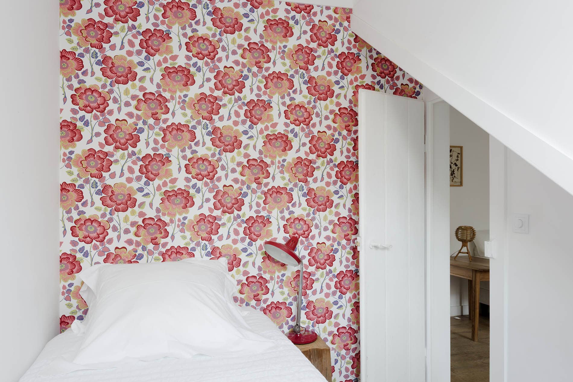 Einzelbett vor Blümchentapete im Baixa House