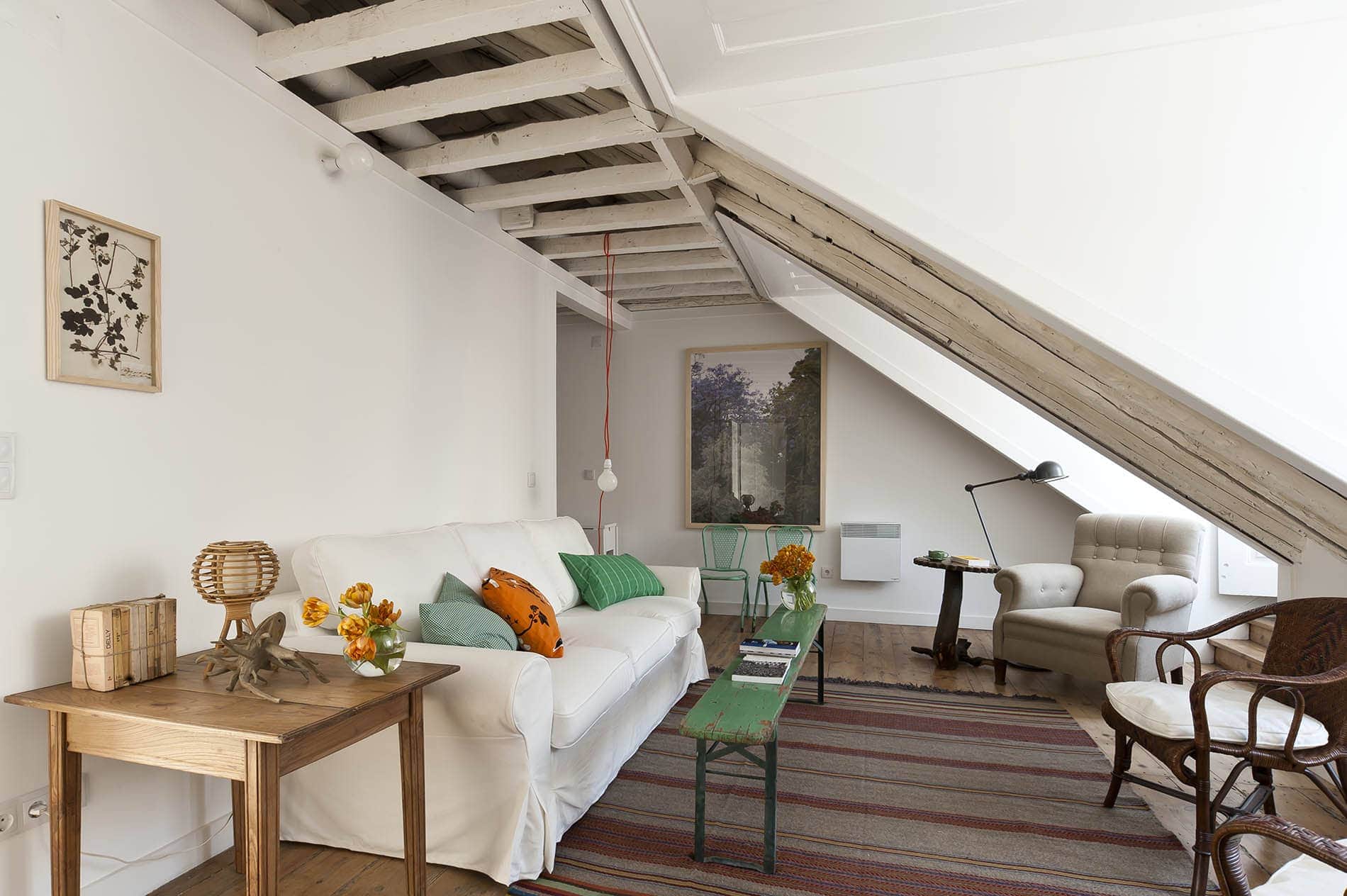 Couch unter Dachschräge, Wohnzimmer im Baixa House