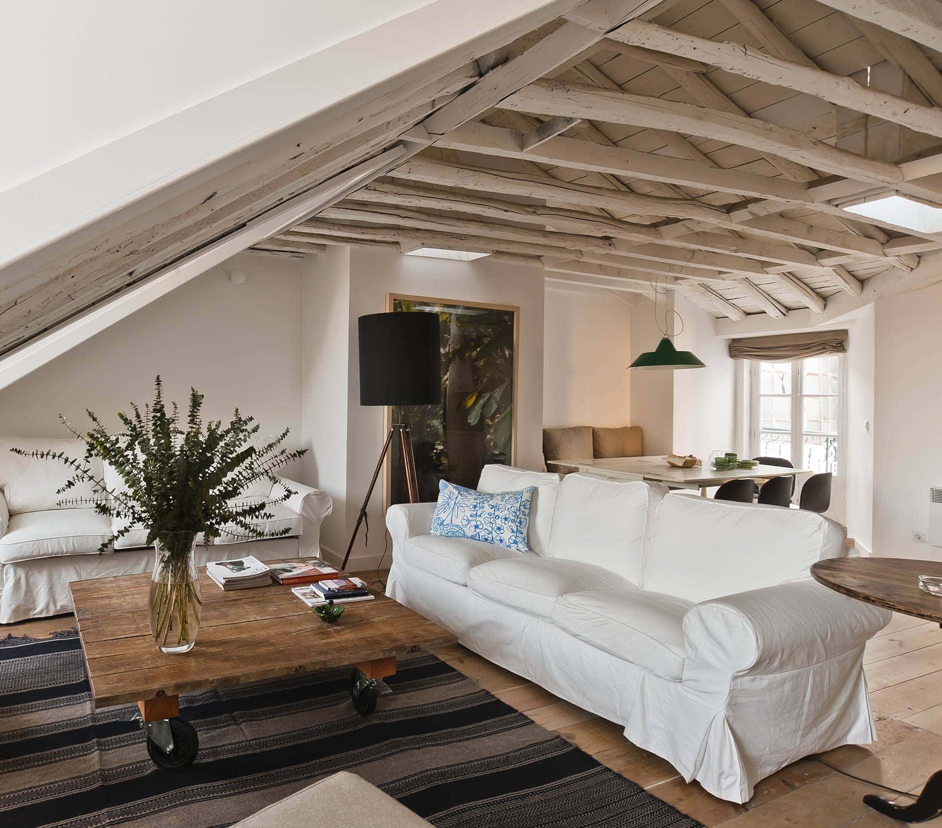 Wohnzimmer unter Dachschräge im Baixa House