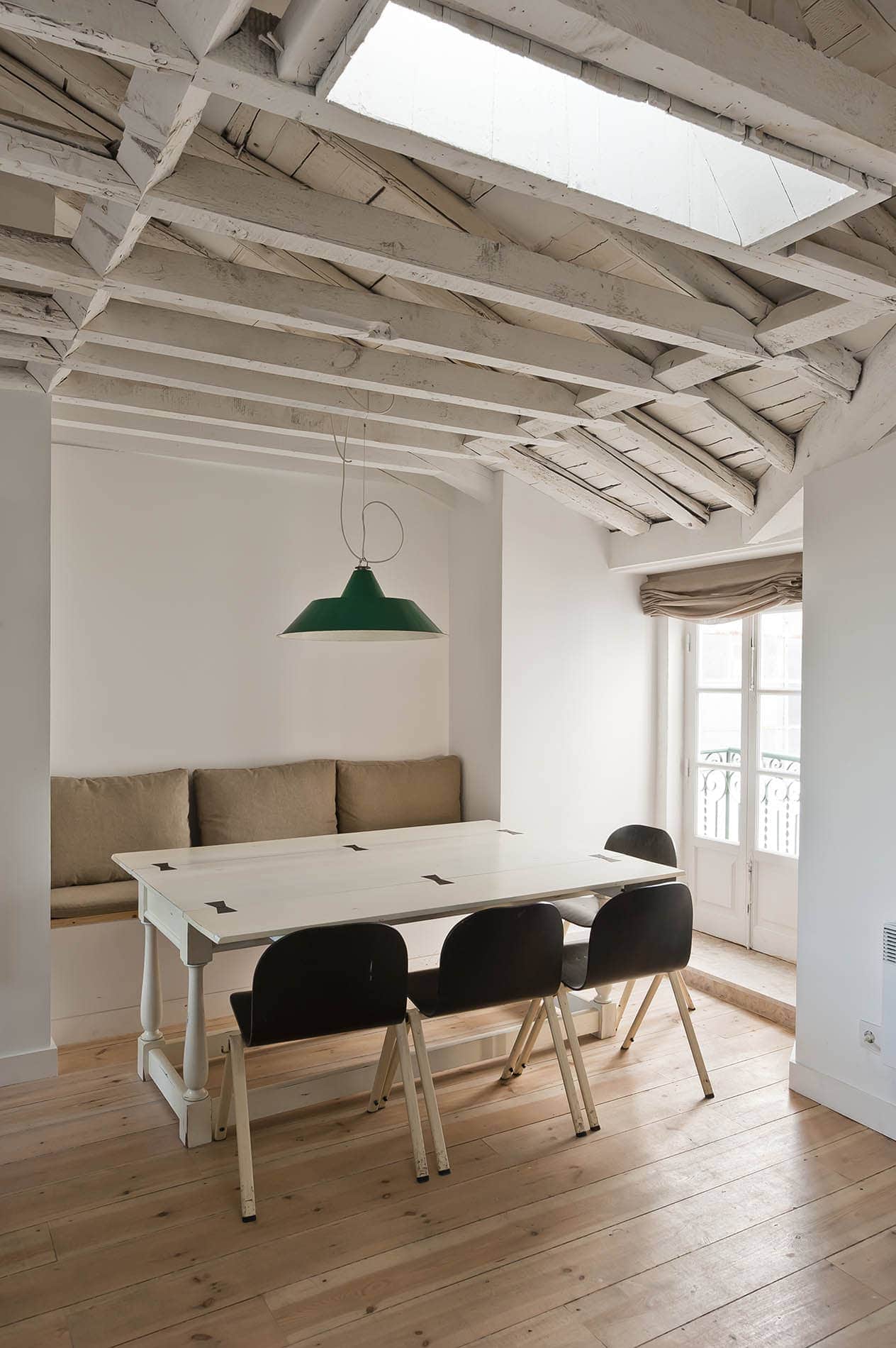 Esstisch am Fenster im Baixa House