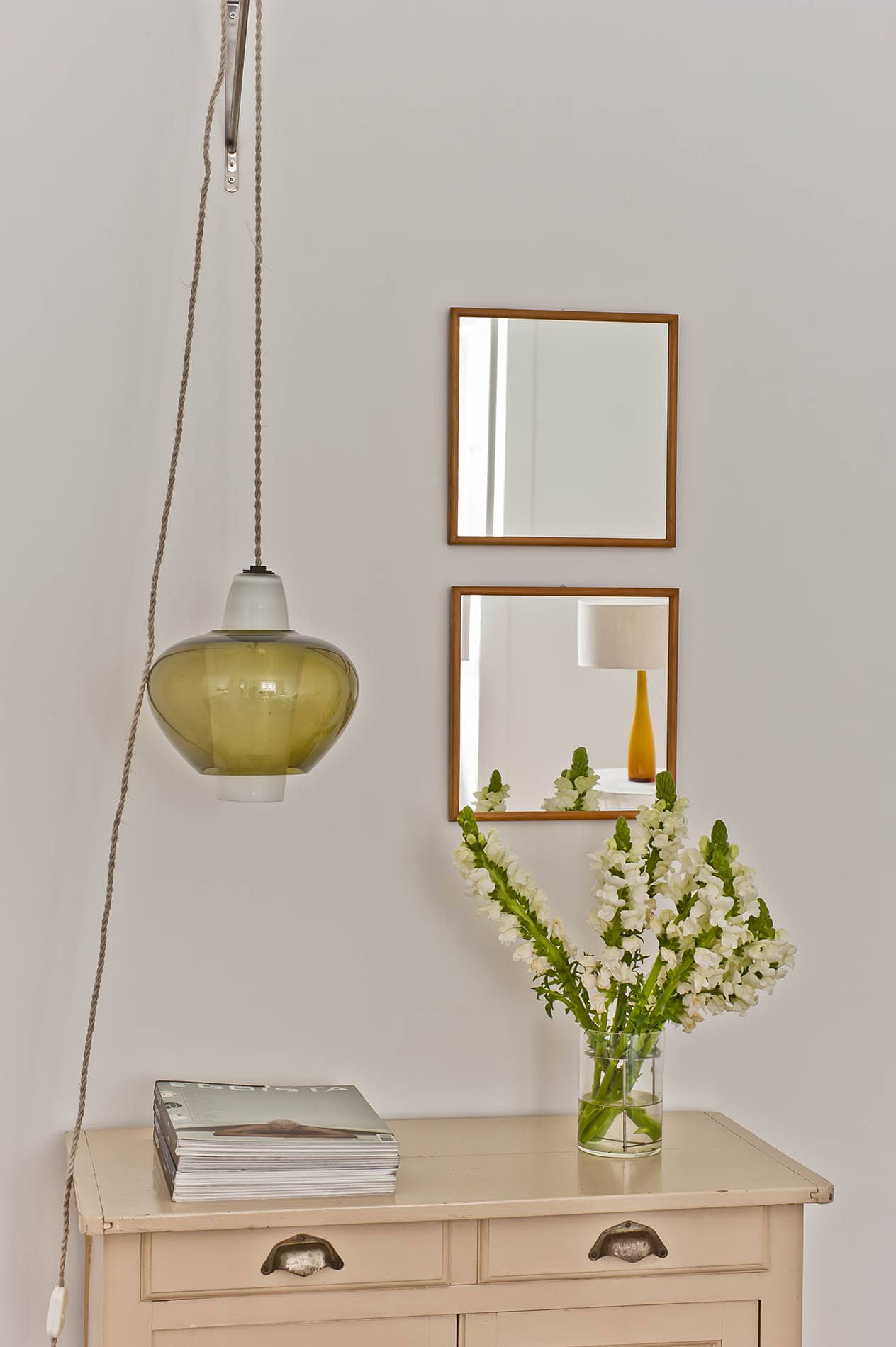 Detailansicht: Kommode mit Blume und Lampe im Baixa House