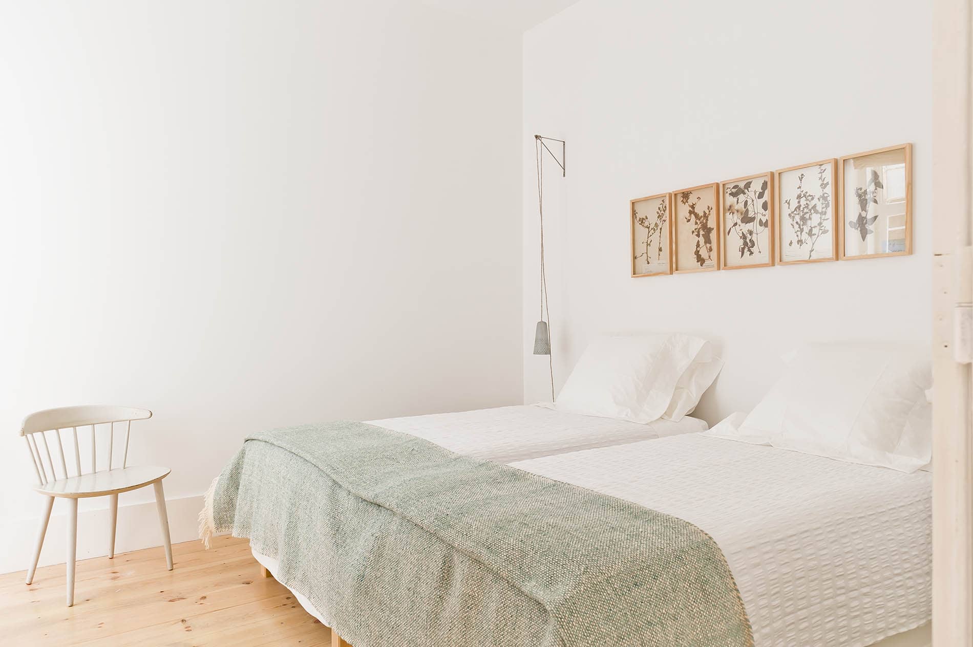 Doppelbett und Stuhl im Zimmer im Baixa House