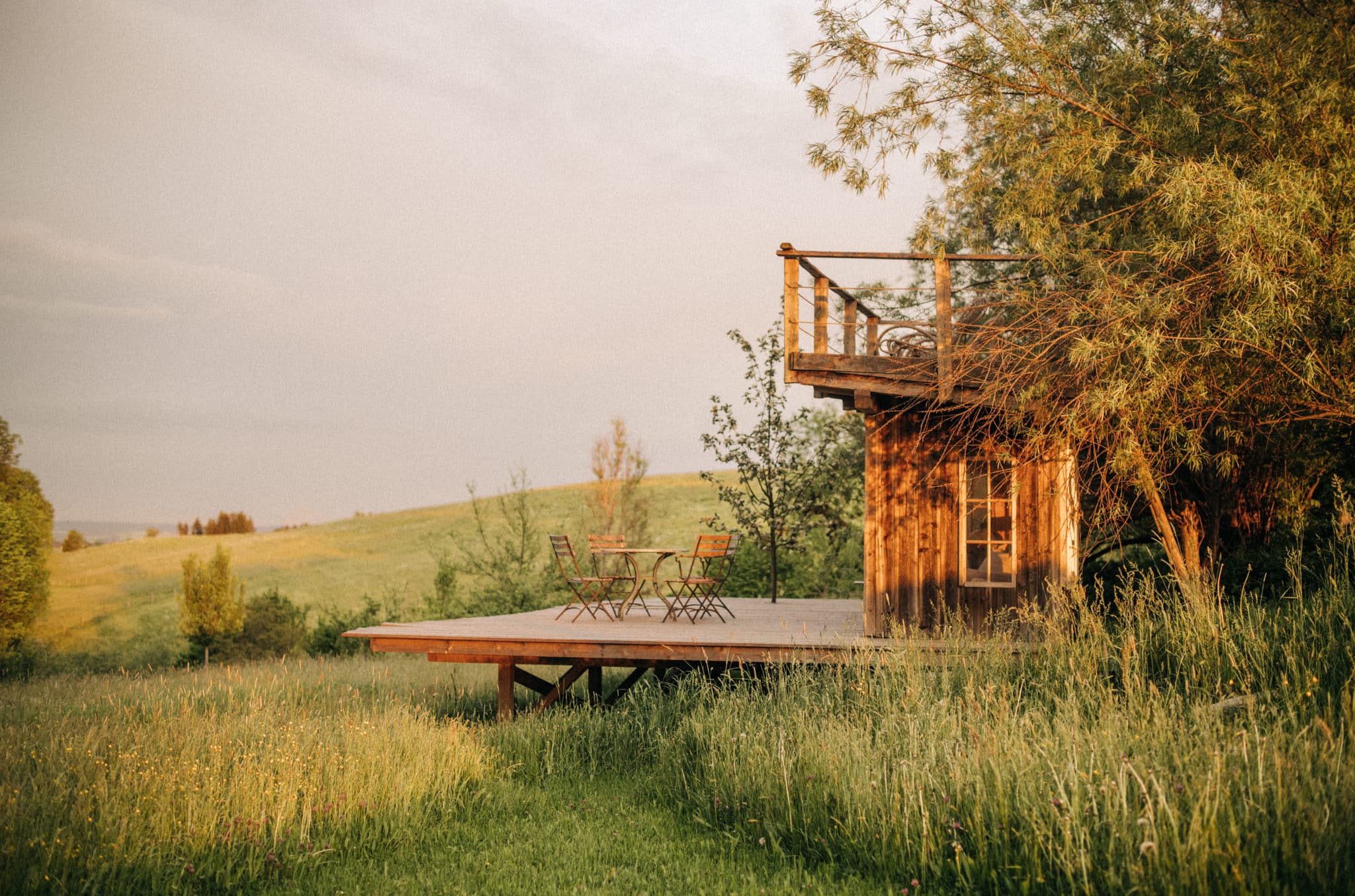 Terrassenplattform vor Hütte im Rosso