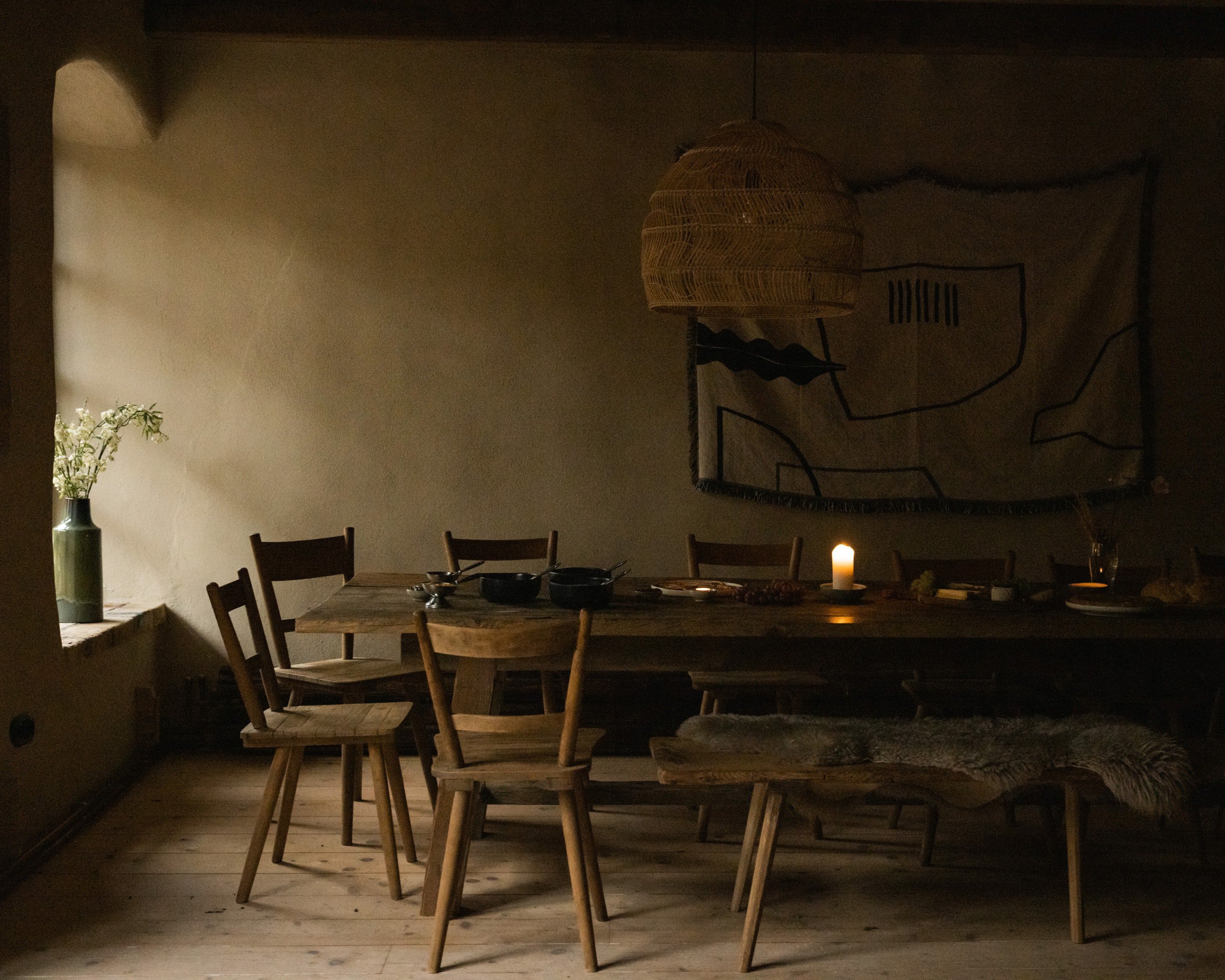 großer Essplatz mit Kerze im Rosso