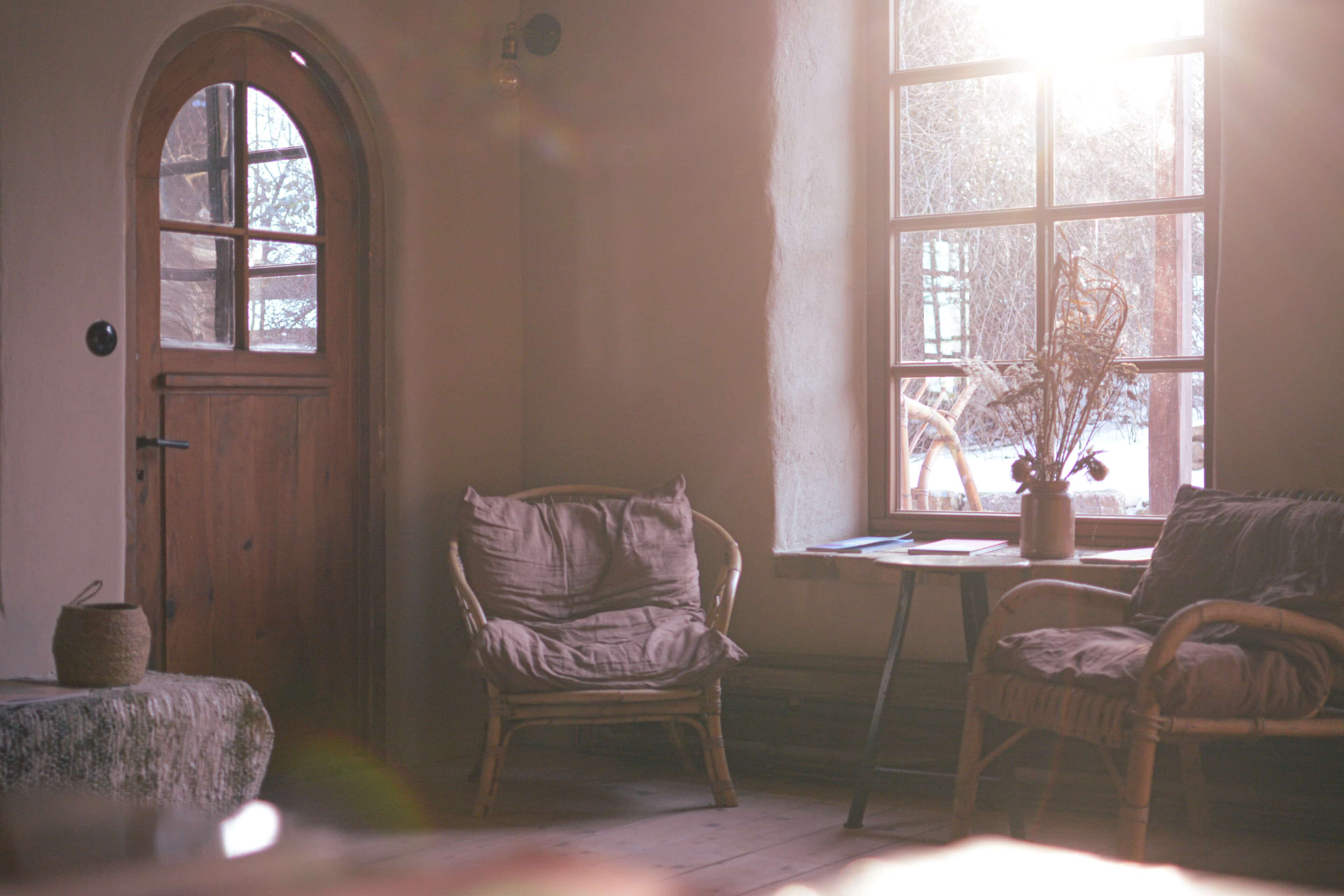 Sitzecke am Fenster im Rosso