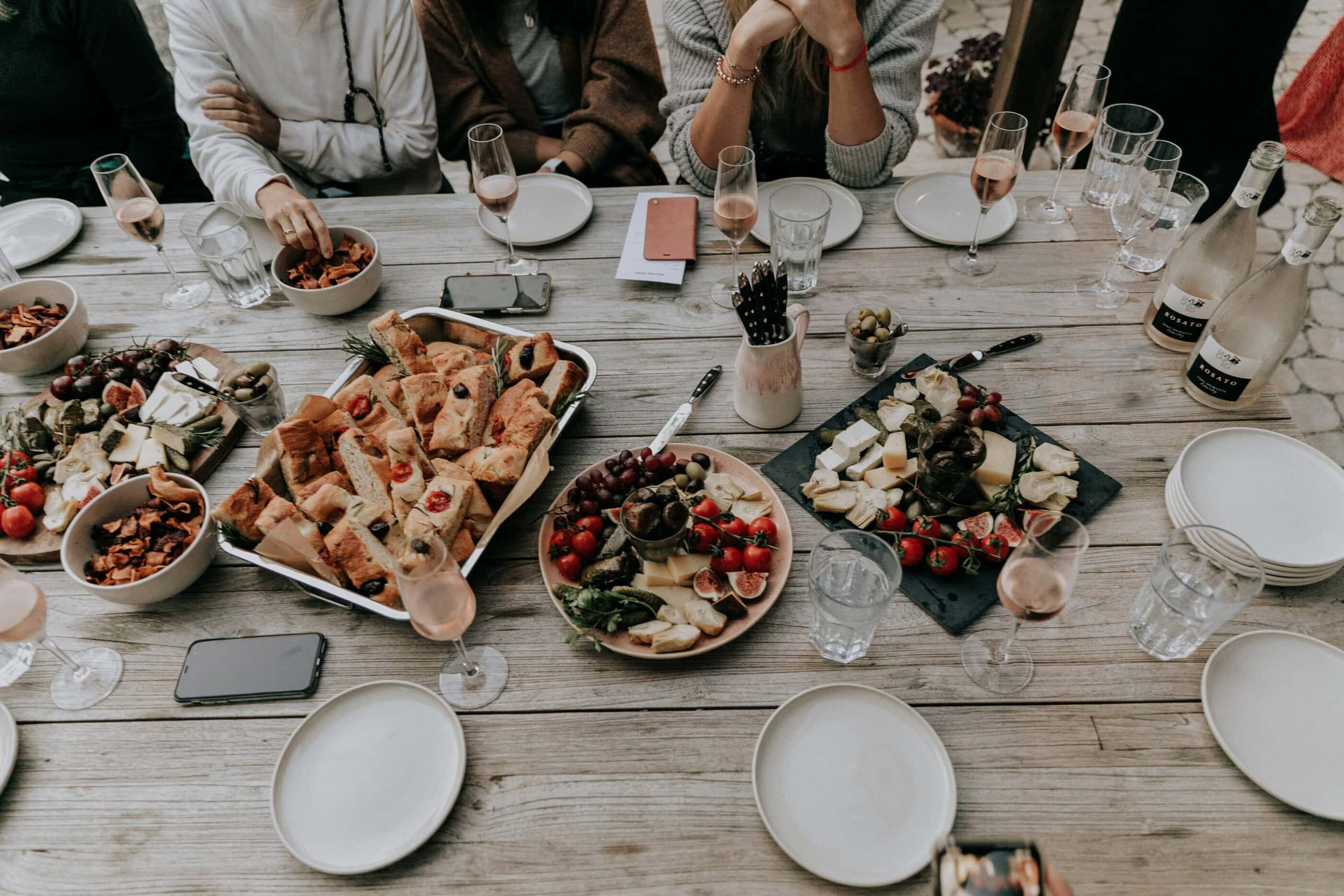 reich gedeckter Tisch im Rosso