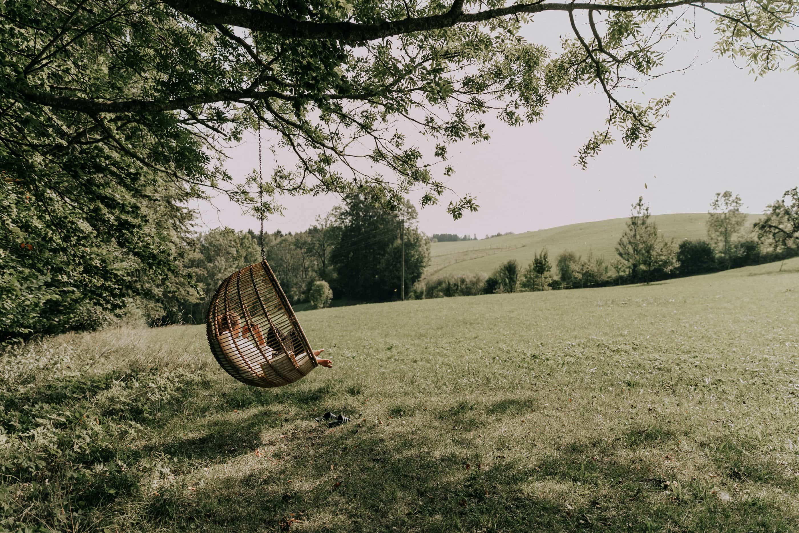 Schaukel am Baum mit Blick über die Wiesen im Rosso