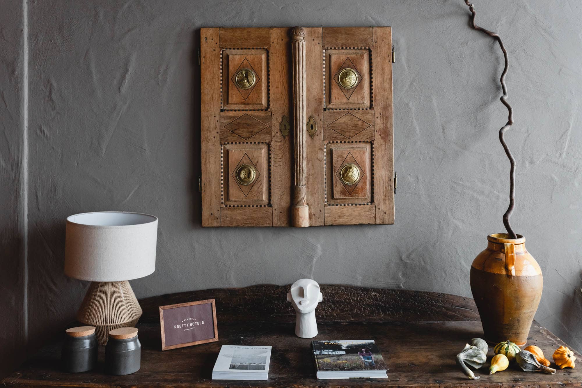 Schreibtisch und Holzladen im Rosso