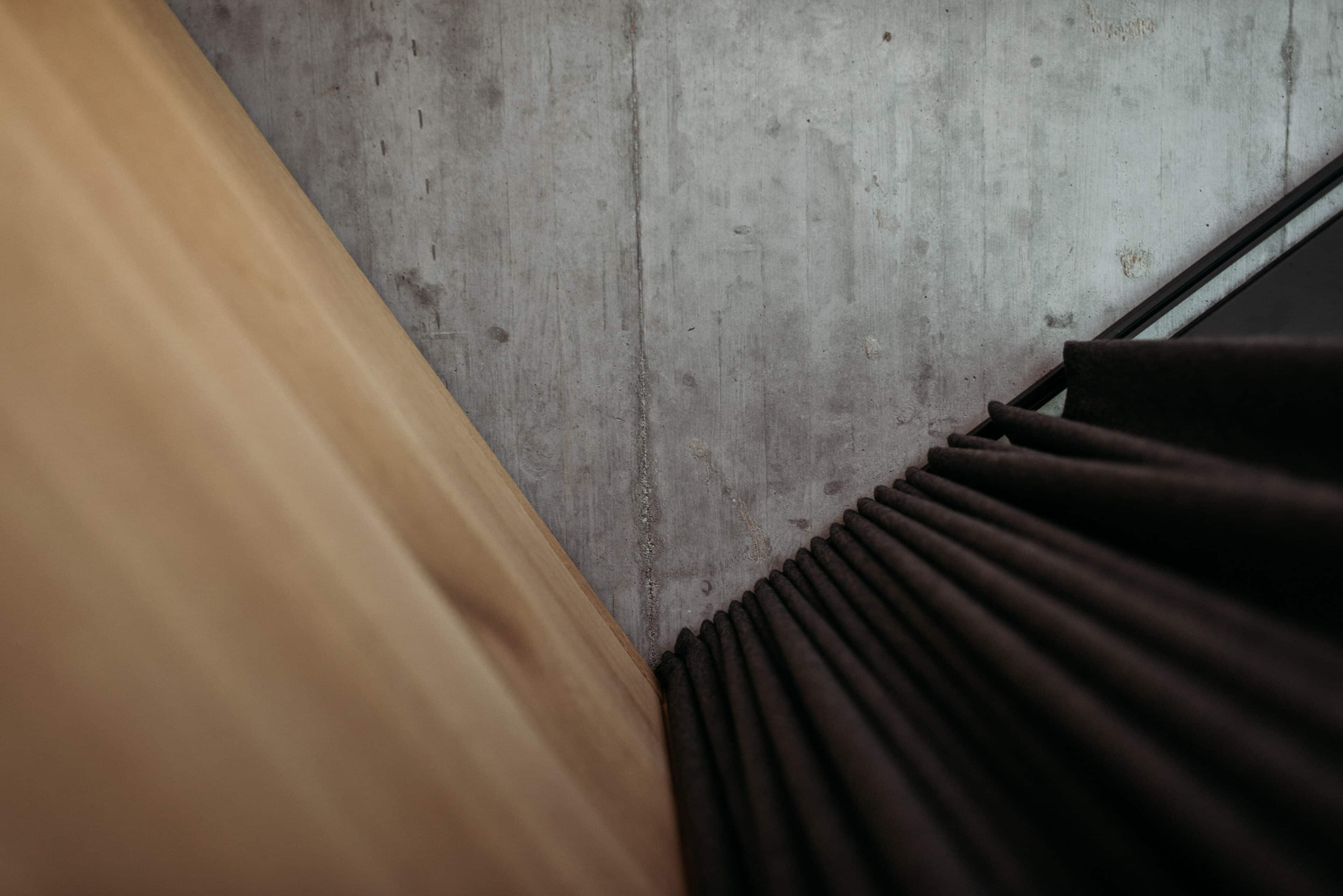 Detail: verschiedene Materialien wie Holz, Beton, Stoff im Gästehaus Freiform