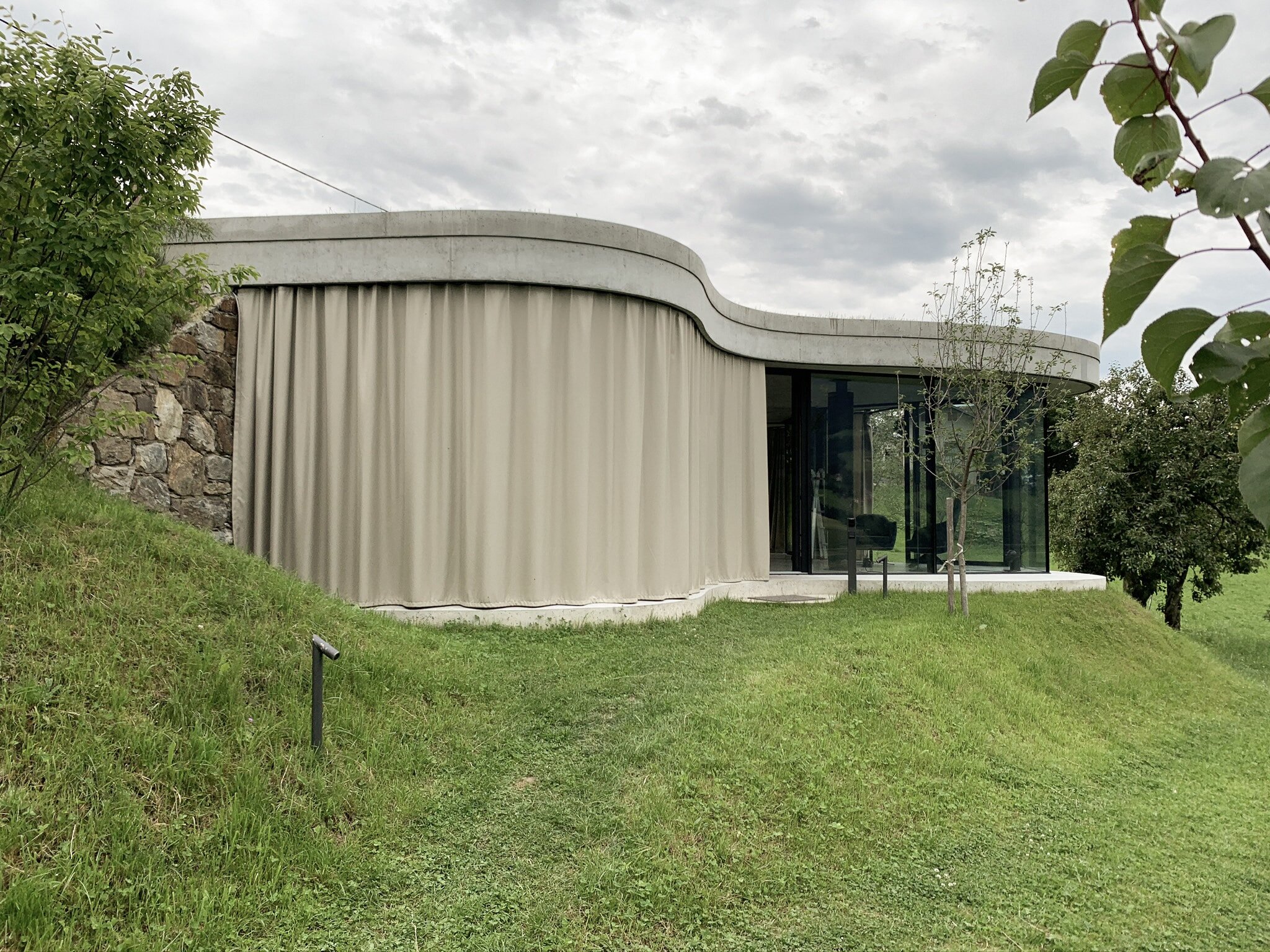 Blick auf das Gästehaus Freiform mit Außengardine