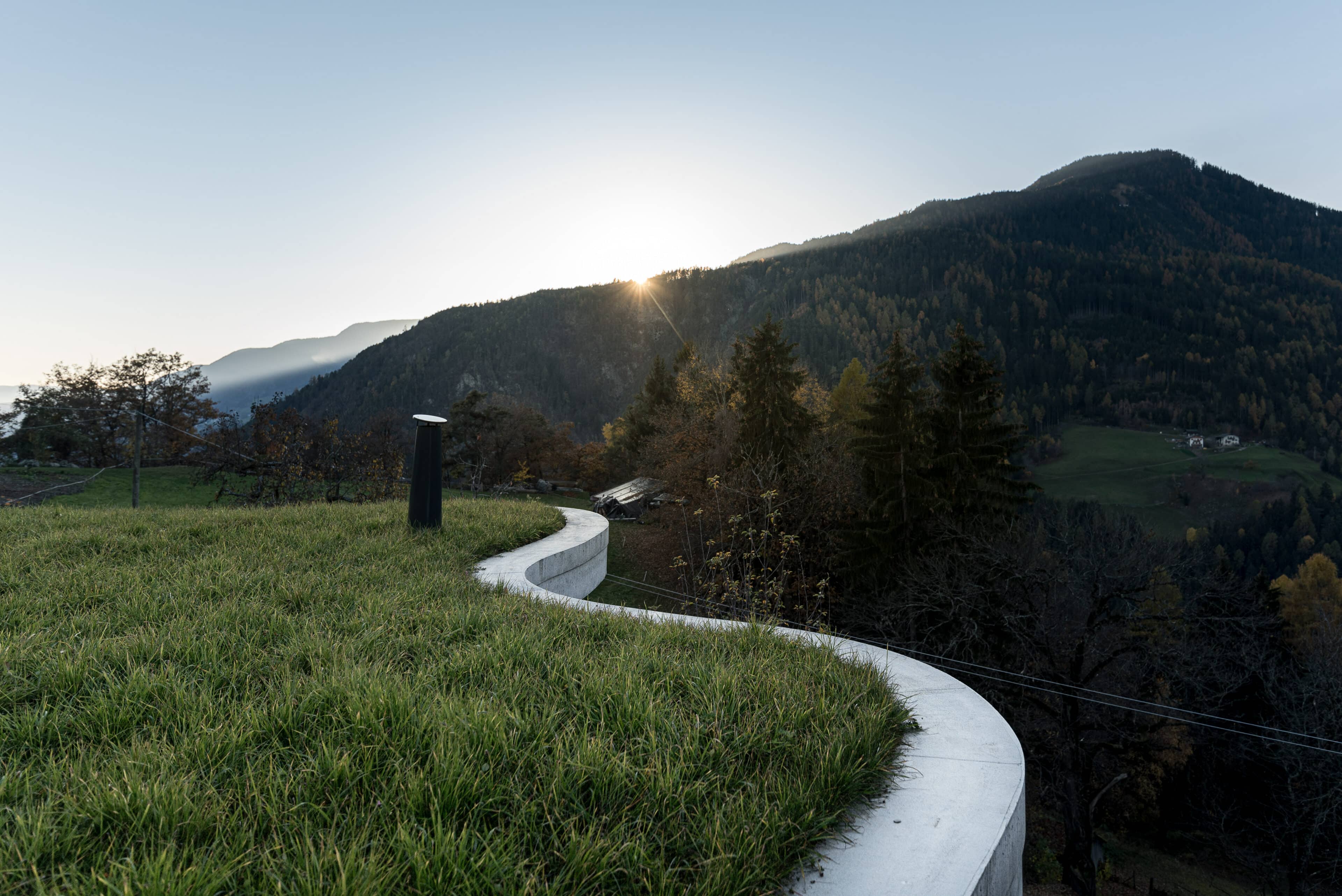 geschwungenes Dach im Gästehaus Freiform