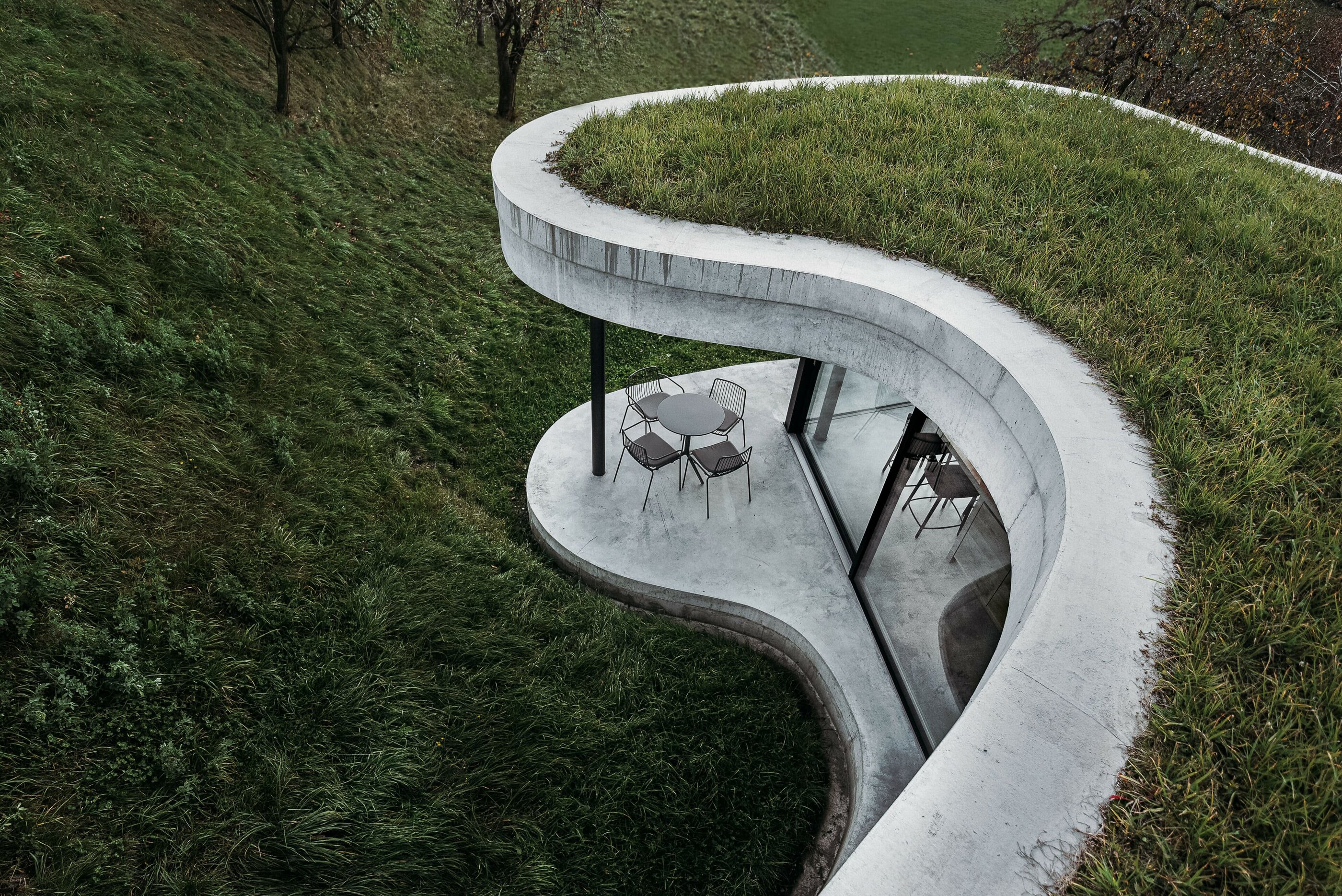 Blick von oben auf die geschwungene Form des Gästehaus Freiform