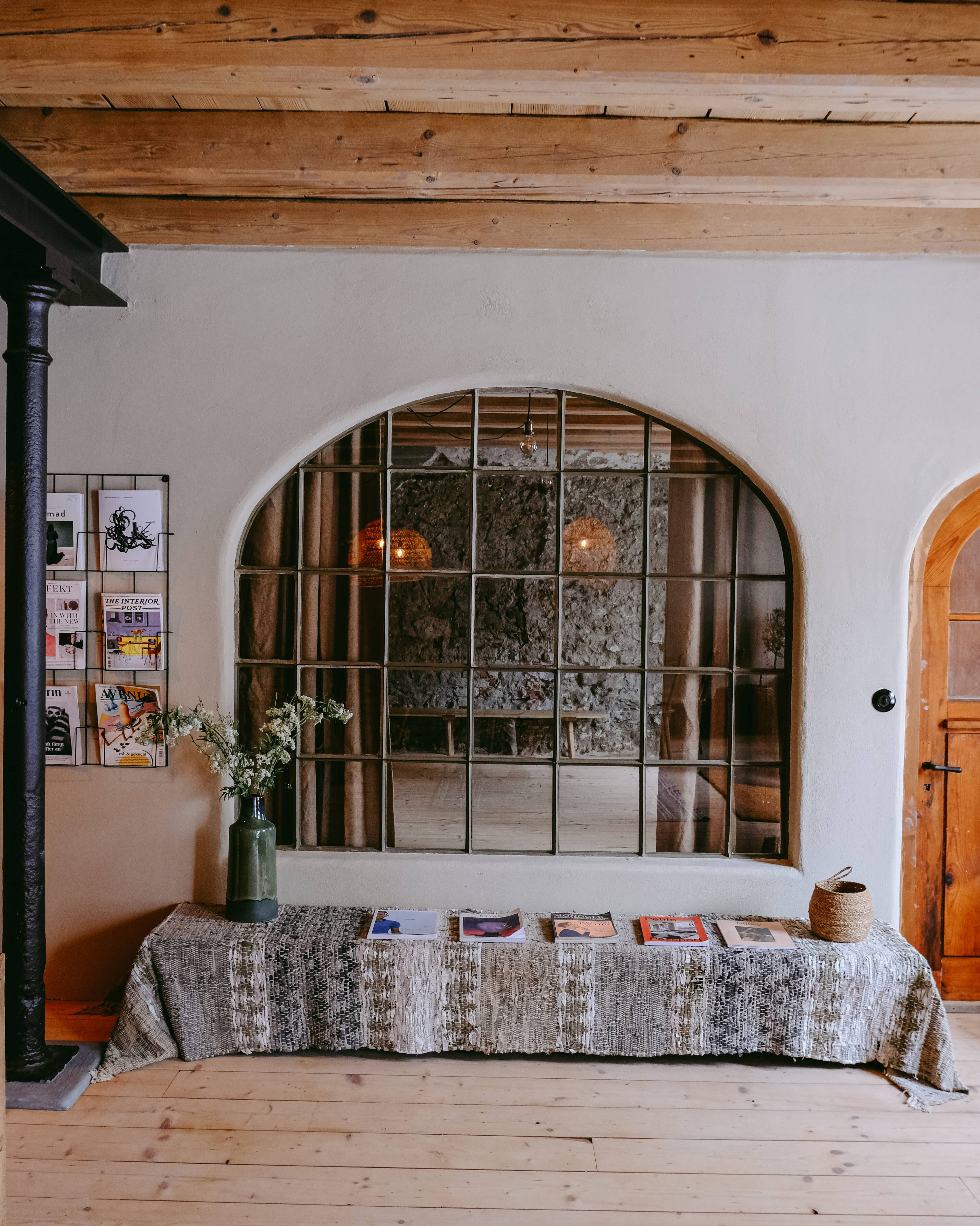 Entree mit Bank und Zeitschriften des Rosso