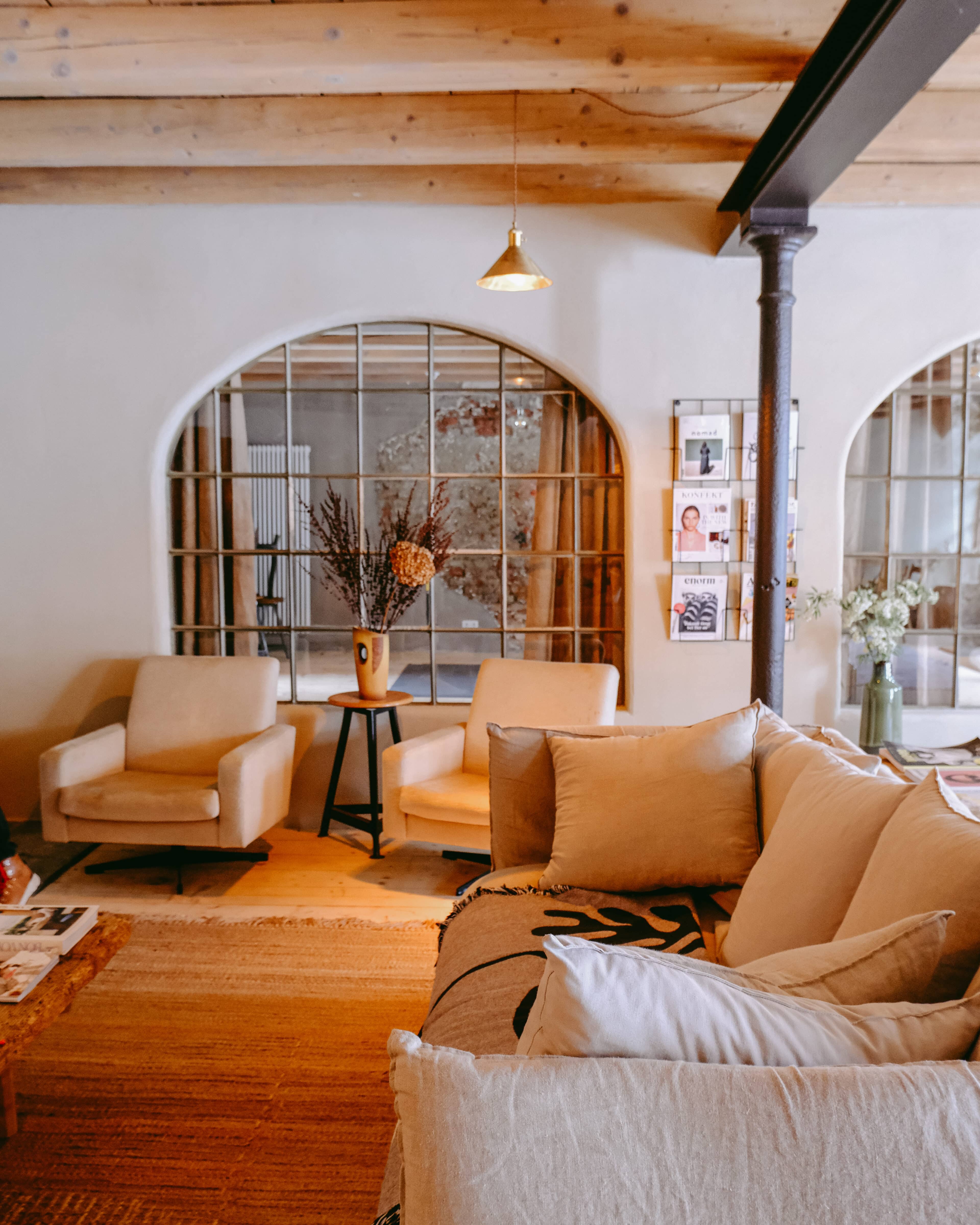 Wohnzimmer mit Sofaecke im Rosso