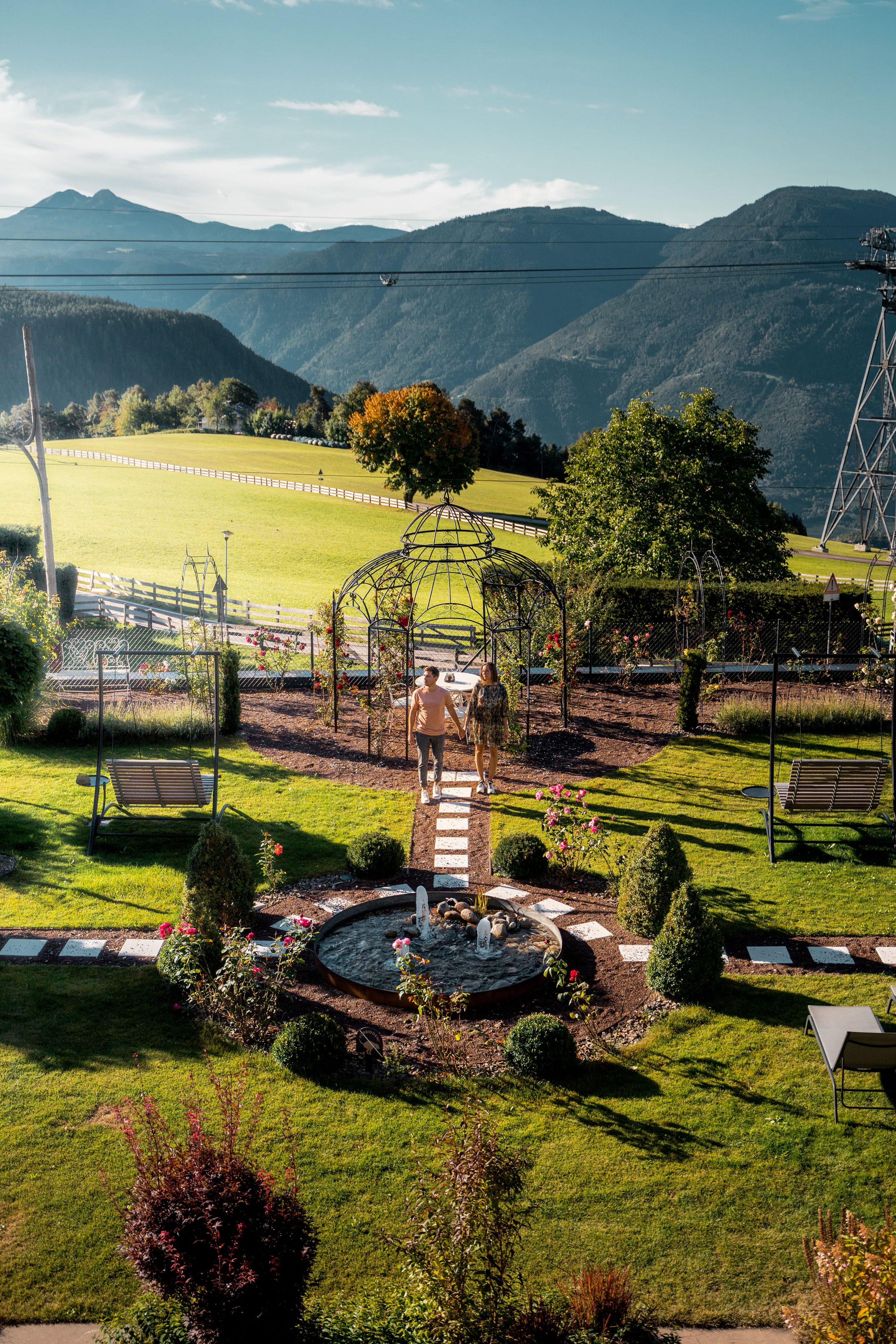 Garten und Ausblick auf die Berge im Gloriette Guesthouse