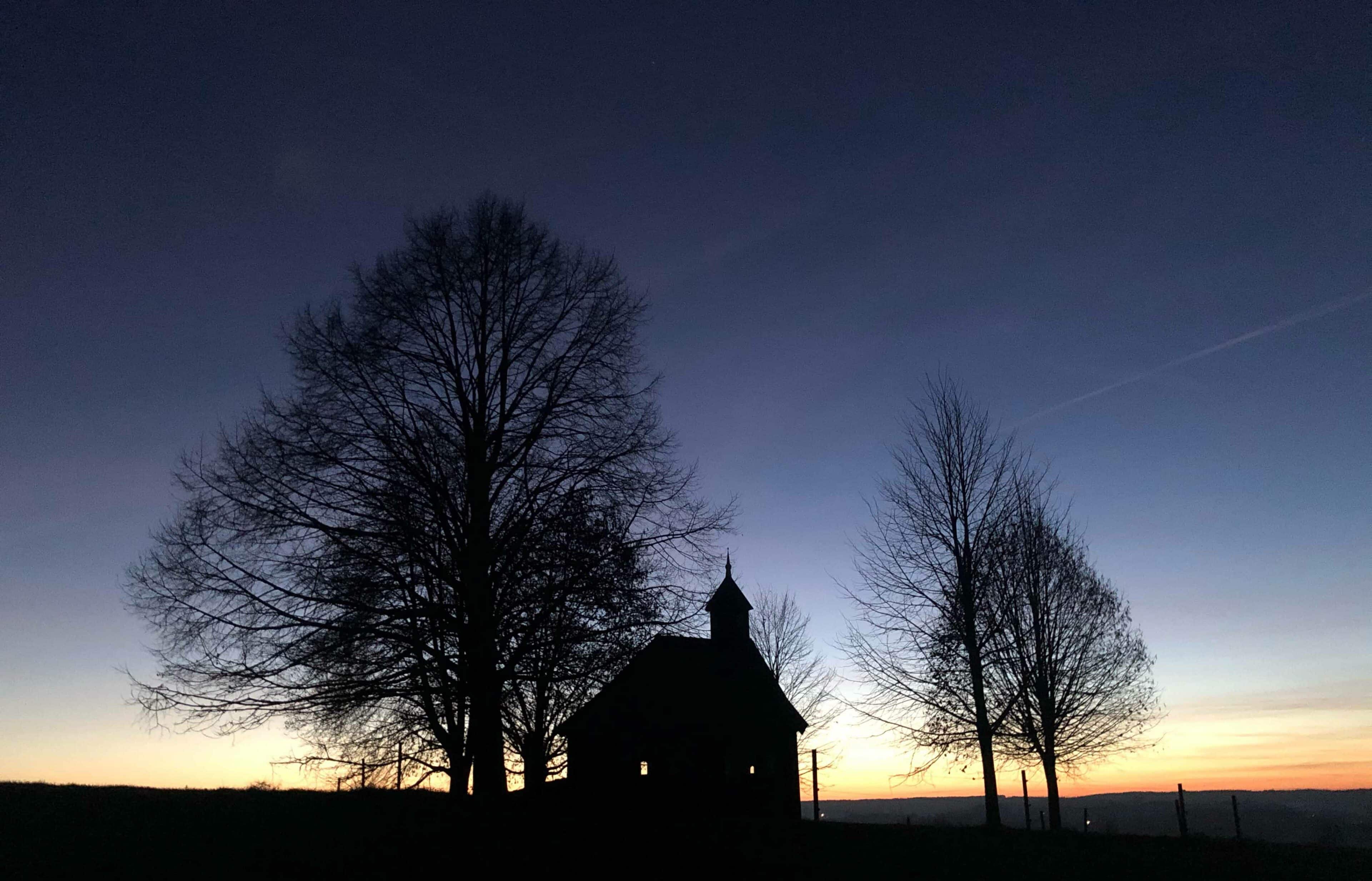 Kapelle in der Dämmerung beim Hof Grillenöd