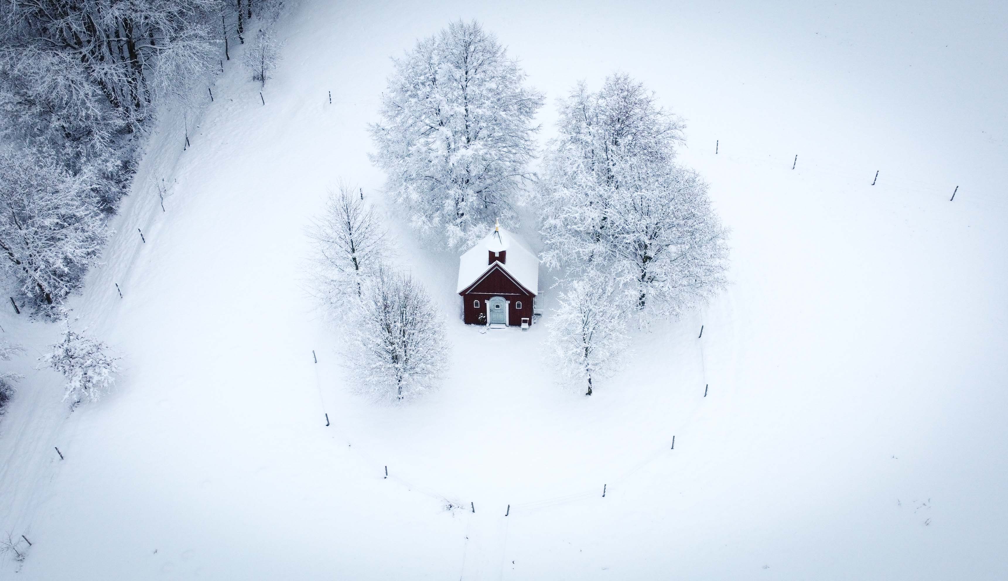 kleine Kapelle von oben im Schnee beim Hof Grillenöd