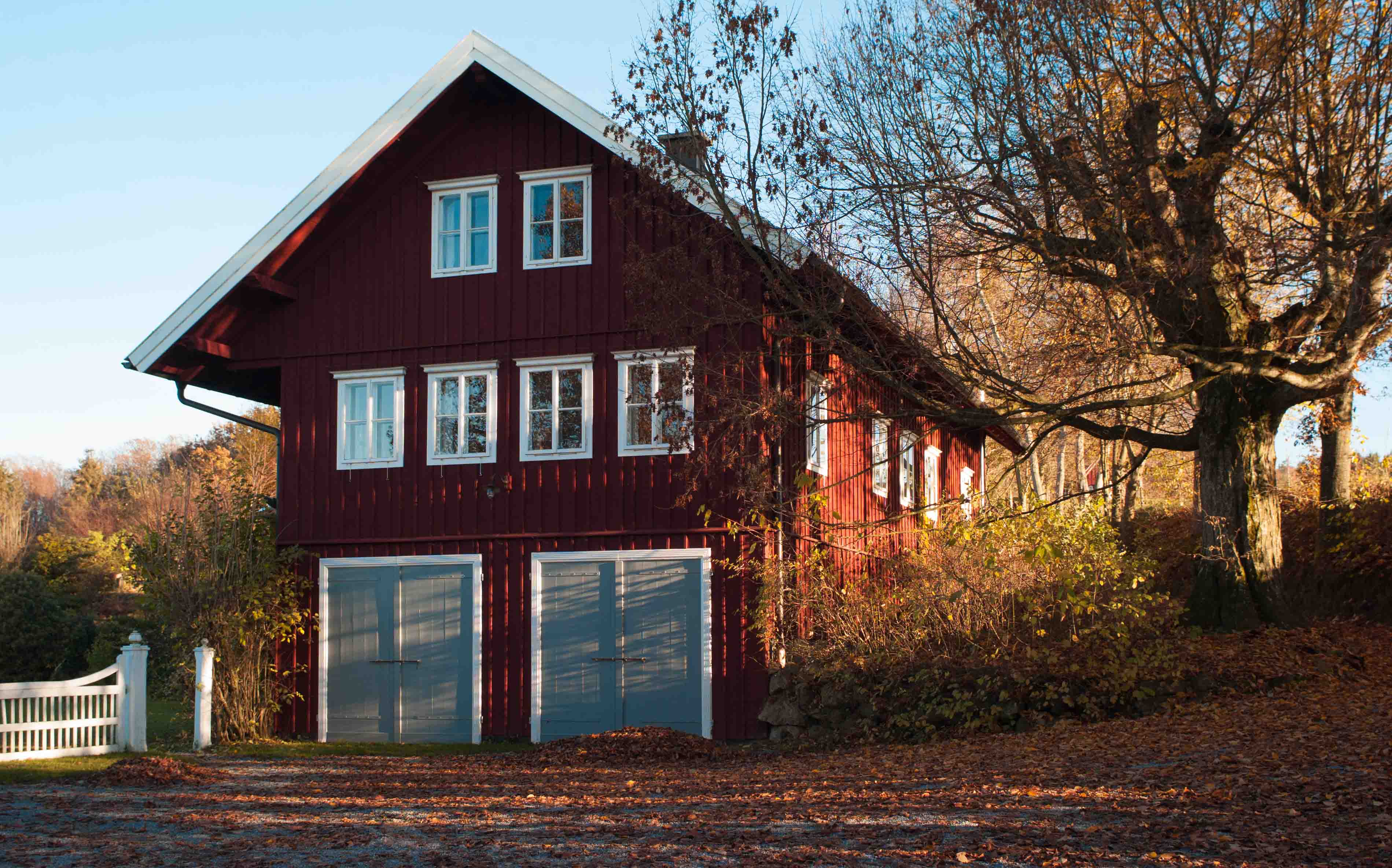 rotes Haus von vorne auf Hof Grillenöd