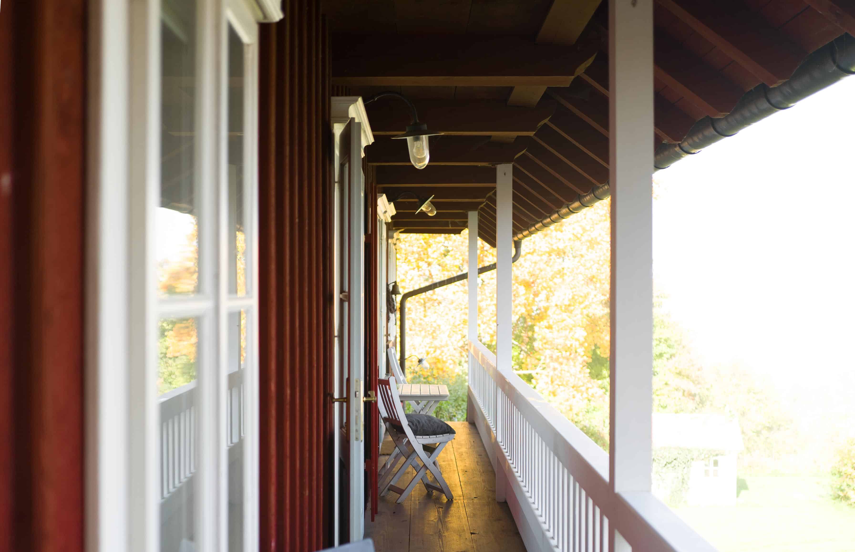 Balkon des roten Hauses auf Hof Grillenöd