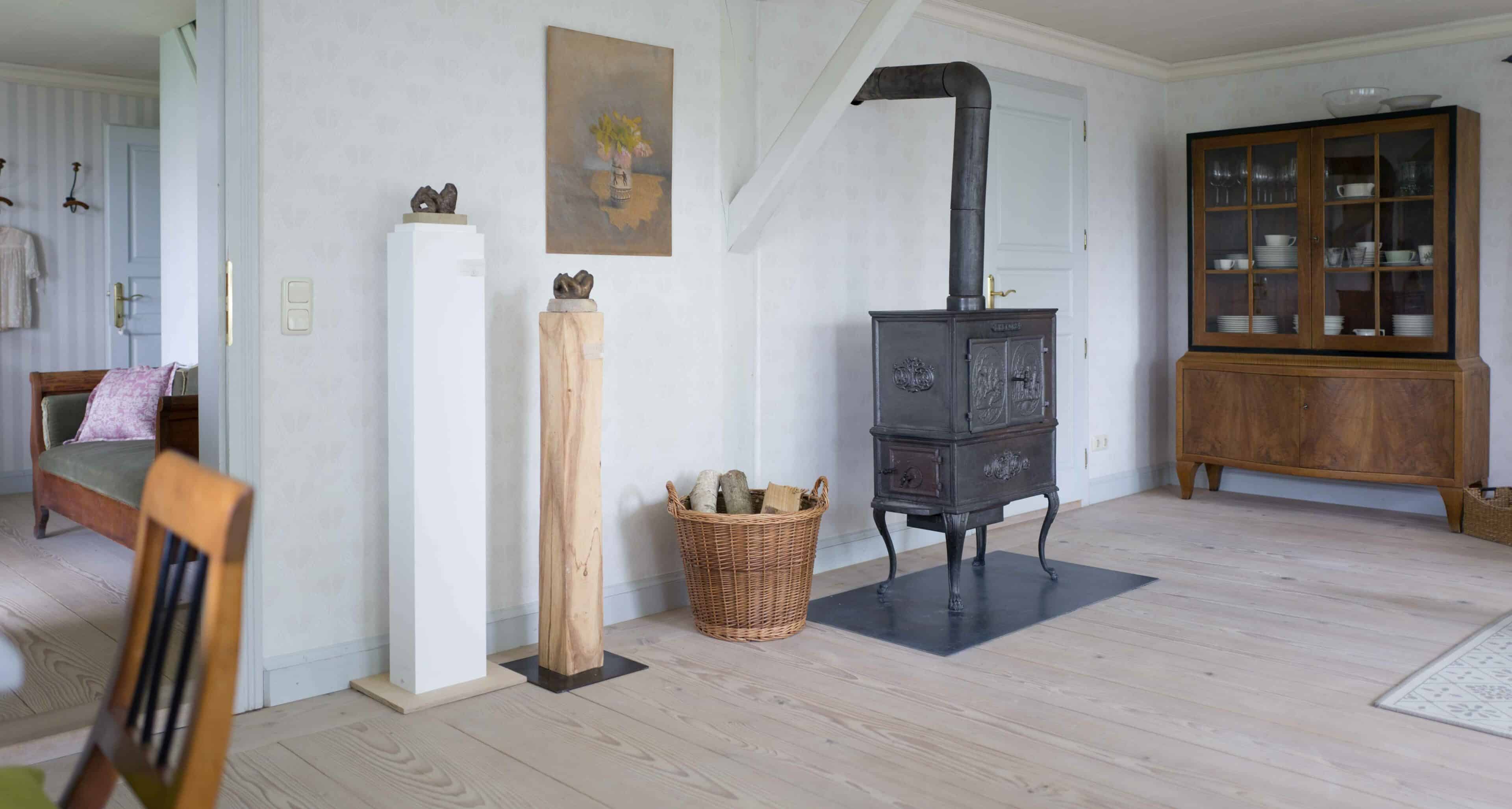 antiker Ofen im Wohnraum auf Hof Grillenöd