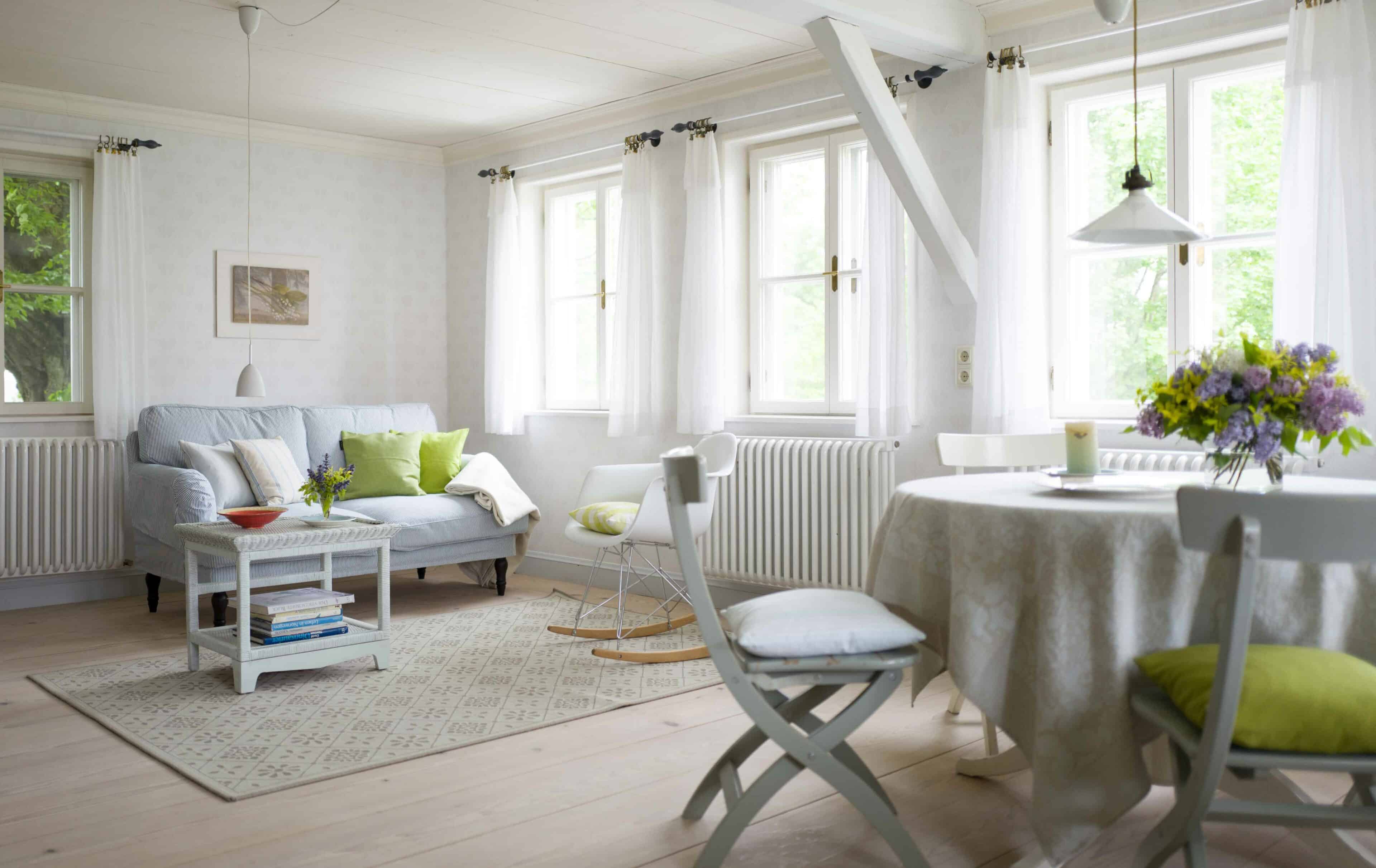 Wohnzimmer mit Sofa und Tisch auf Hof Grillenöd