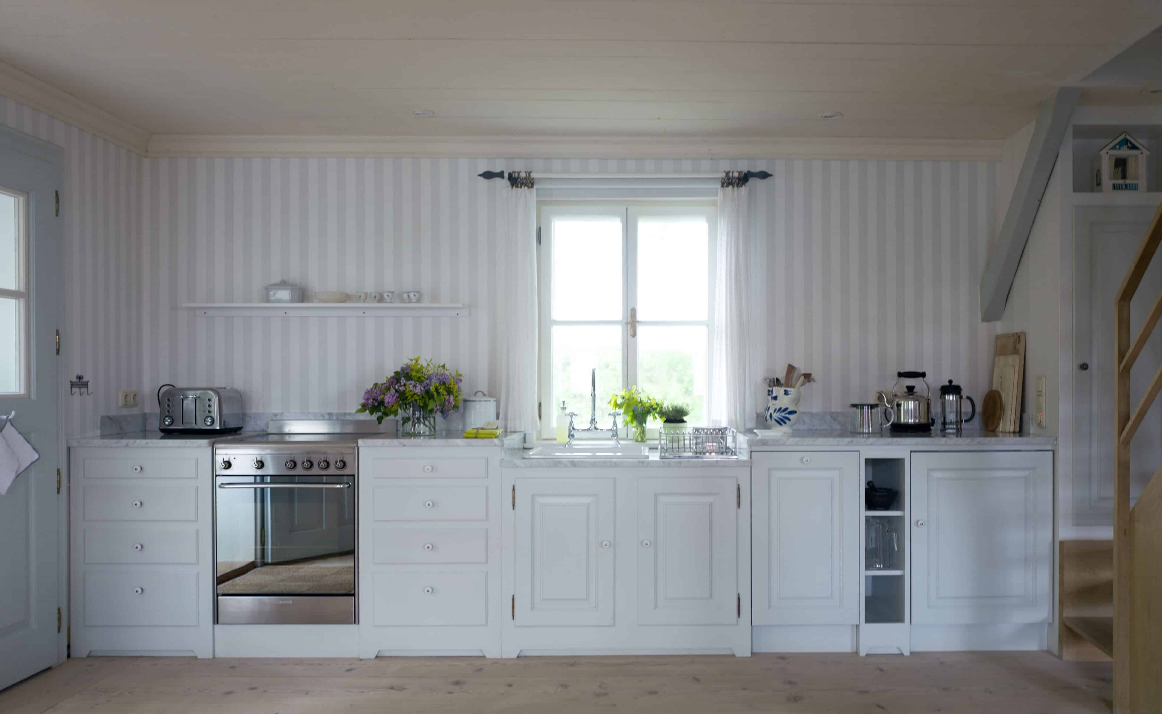 Kühenzeile mit frischen Blumen auf Hof Grillenöd