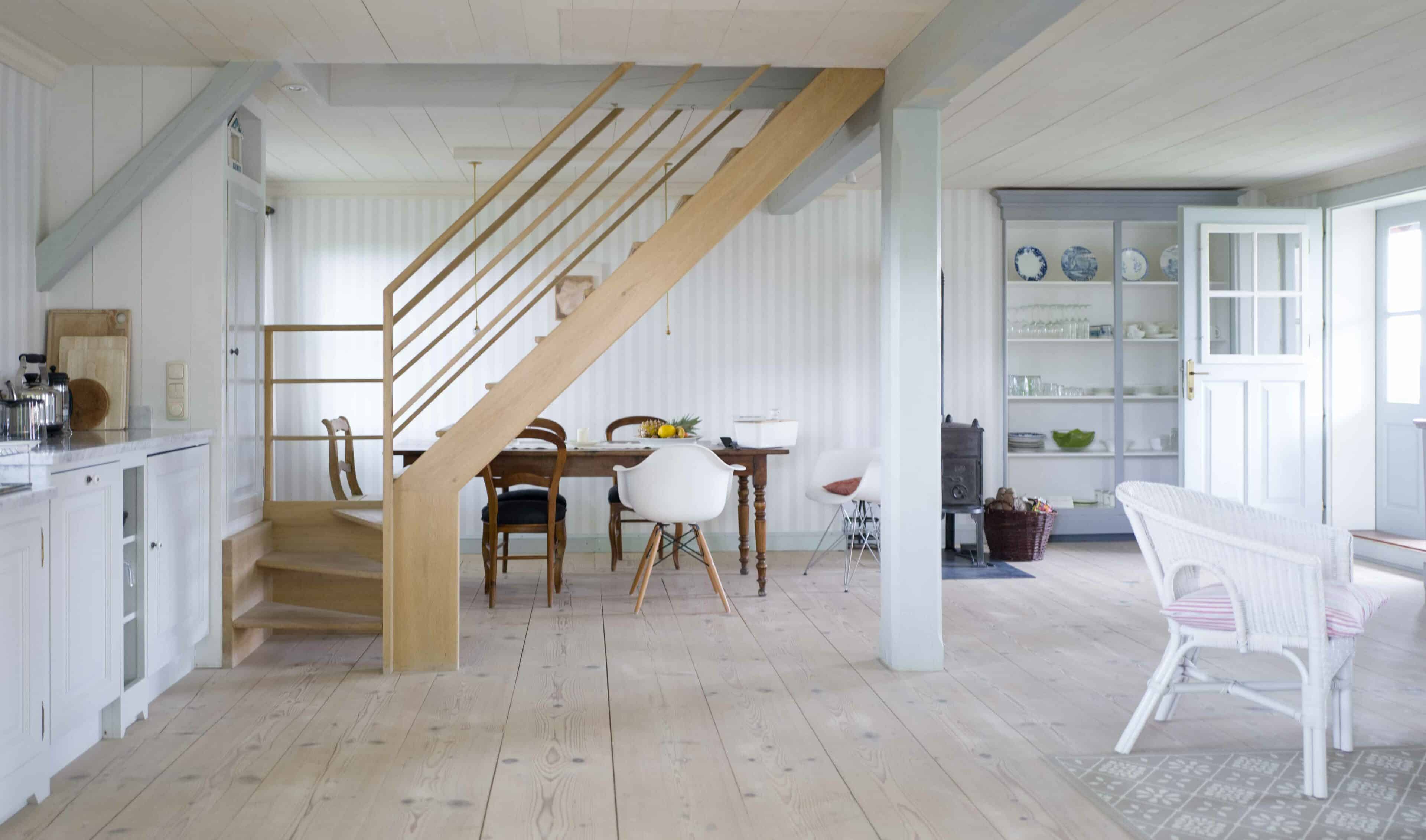 Küche mit Essplatz und Terrassentür auf Hof Grillenöd