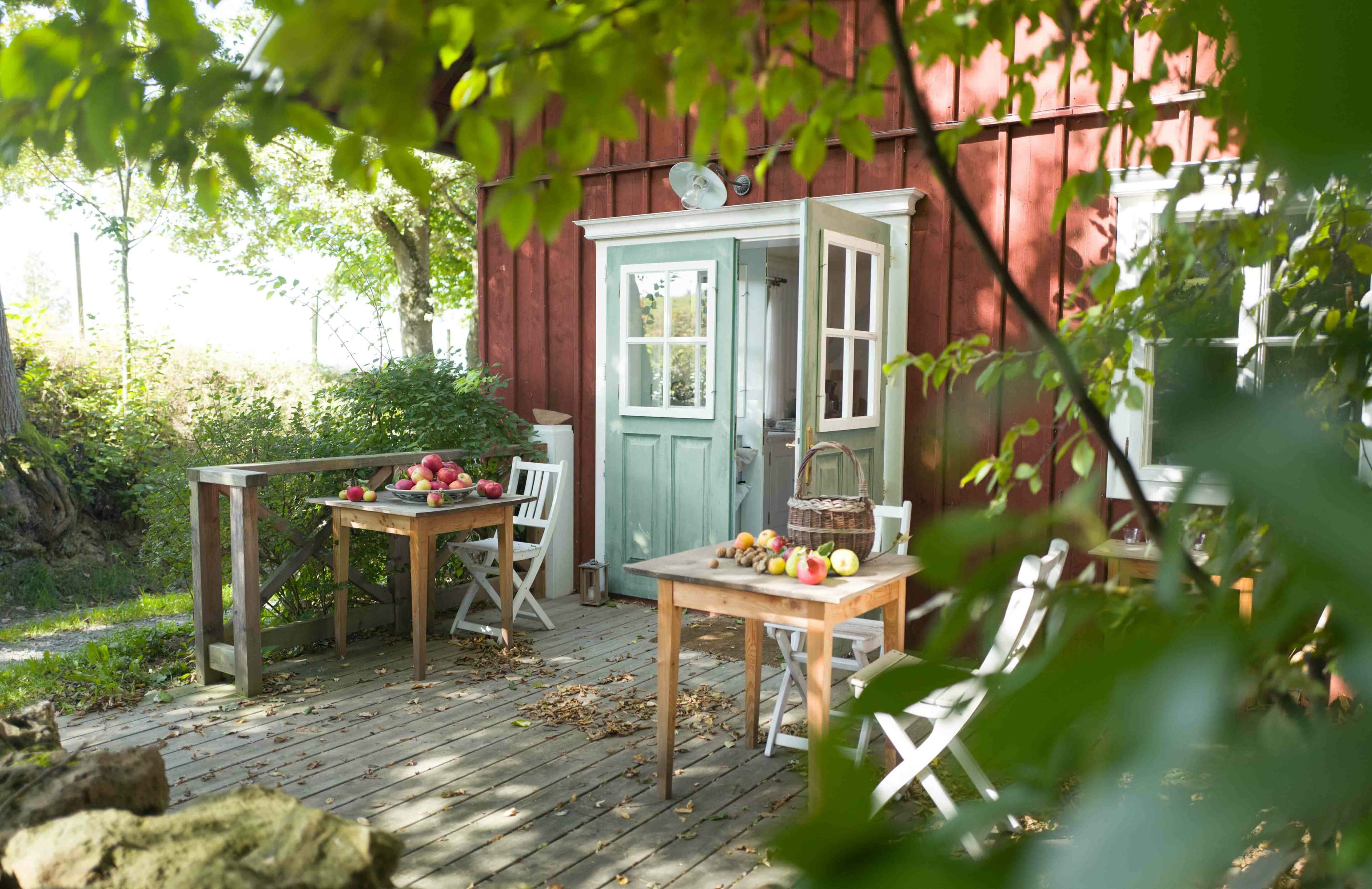 Apfelernte auf zwei Tischchen vor der Tür rotes Haus auf Hof Grillenöd