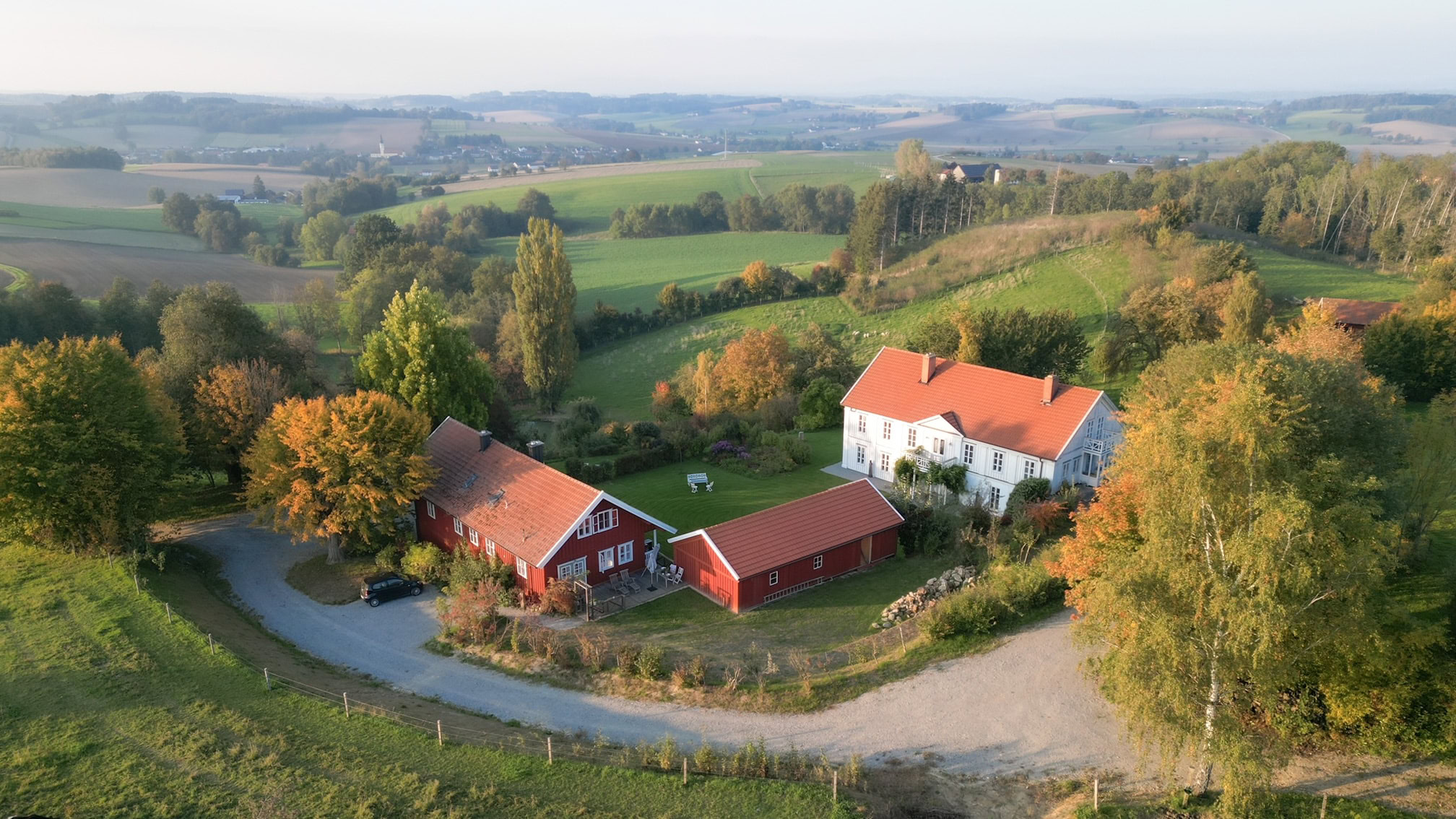 Blick von oben auf das Grundstück und die Häuser des Hof Grillenöd